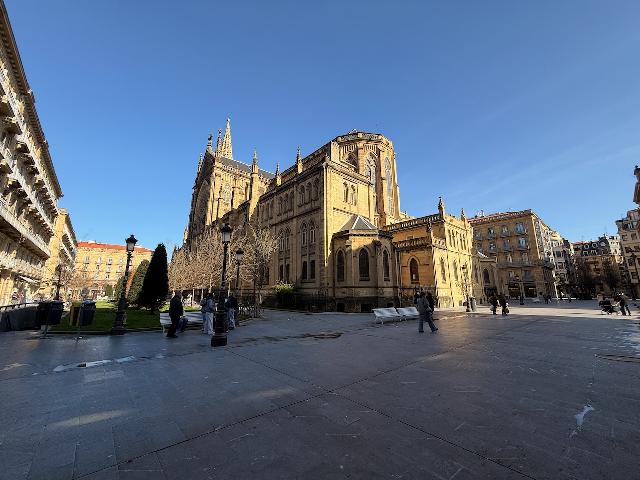 Imagen 1 Inmueble 300786 - Piso en venta en Donostia-San Sebastián / Plaza Buen Pastor-Donostia