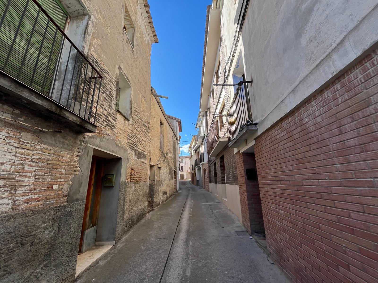 Imagen 2 Casa en venta en Almunia De San Juan / Calle aragón, centro de la población