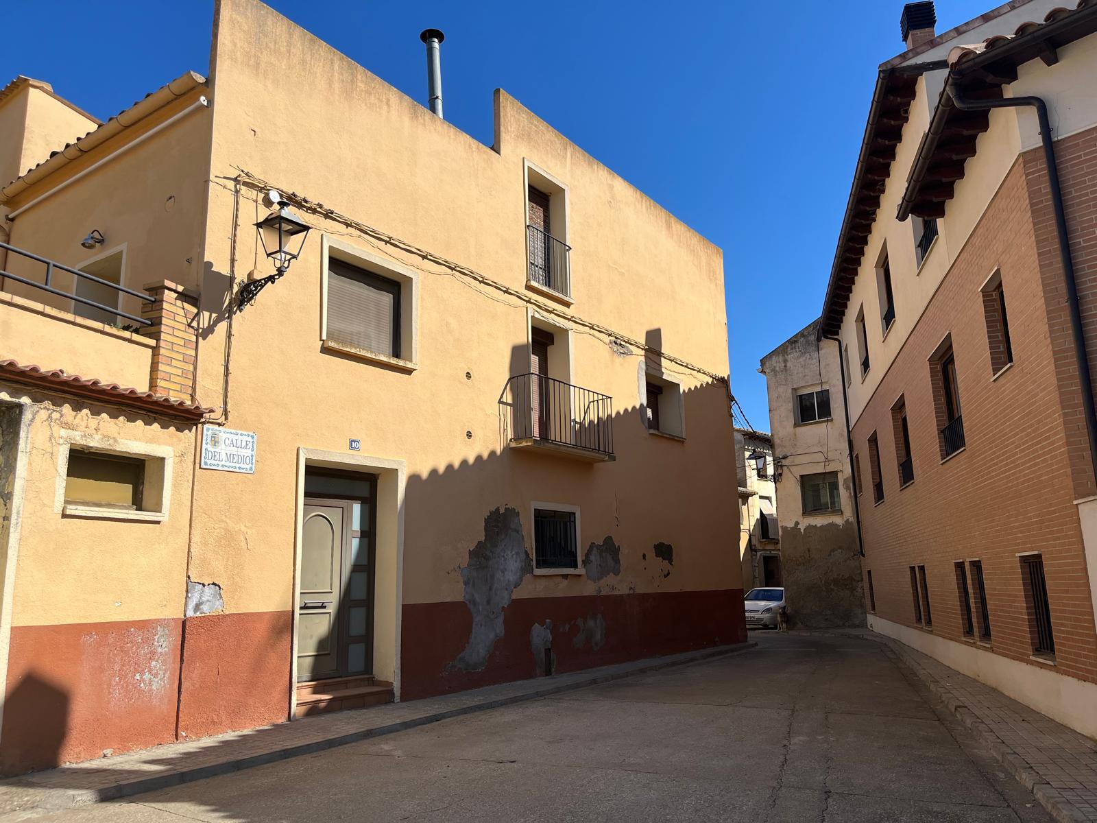 Imagen 1 Casa en venta en Monzón / Calle medio, centro de la población
