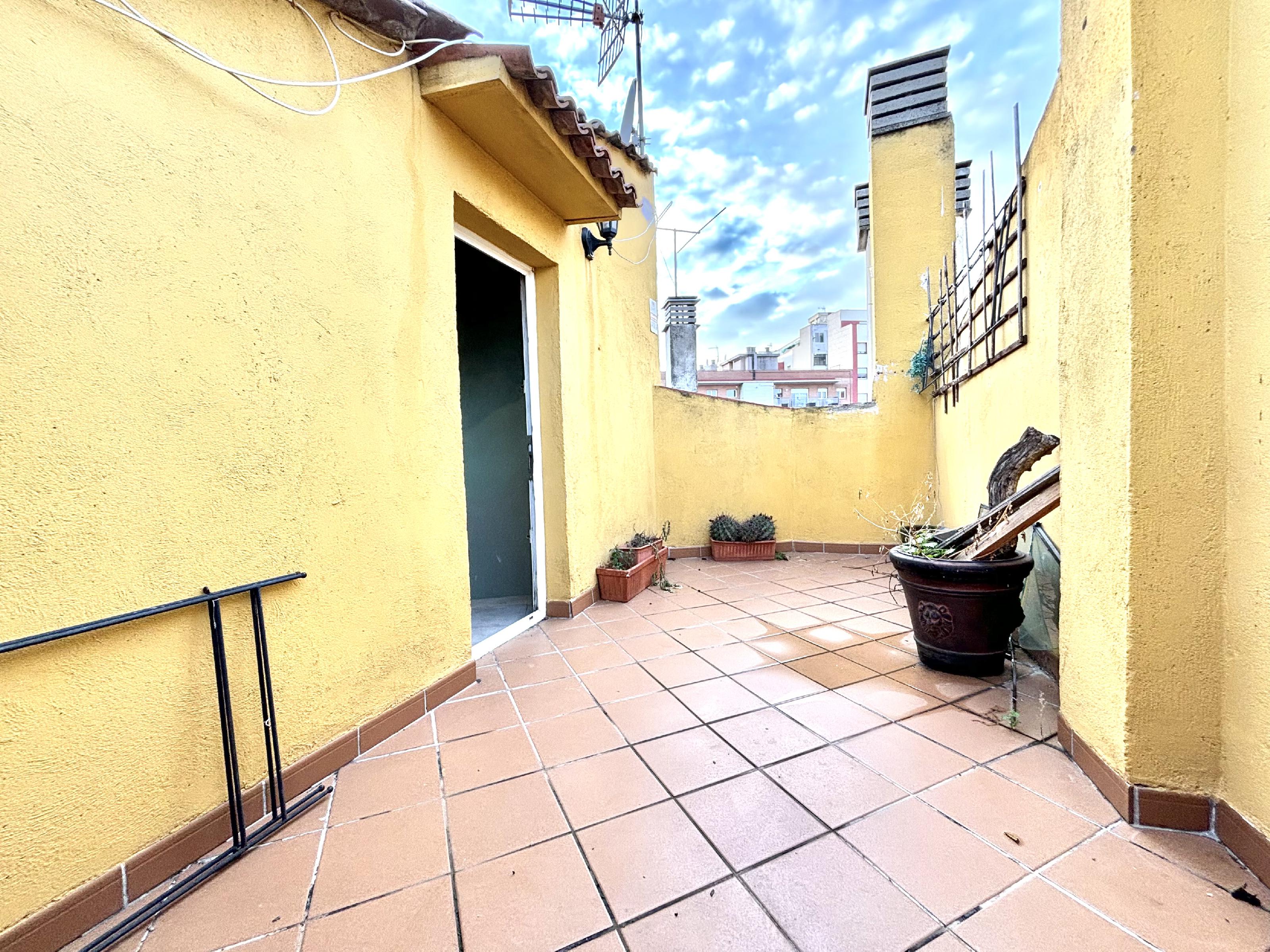 Imagen 1 Casa Pareada en venta en Rubí / Muy cerca del Mercadona, Avda. Estatut.