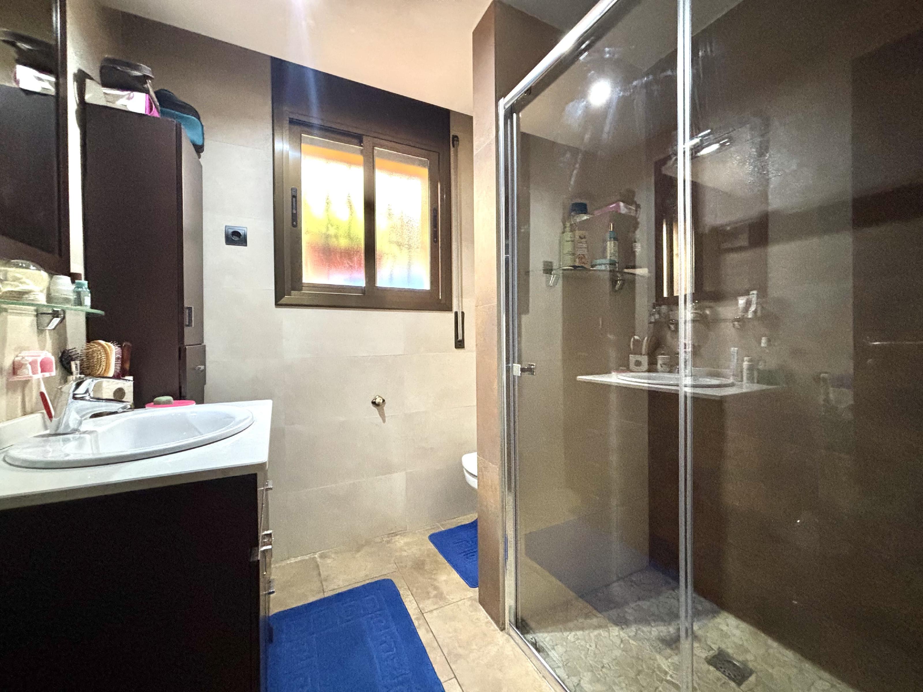 Imagen 6 Casa Aislada en venta en Rubí / Vivienda, al lado de Urbanización Els Avets.