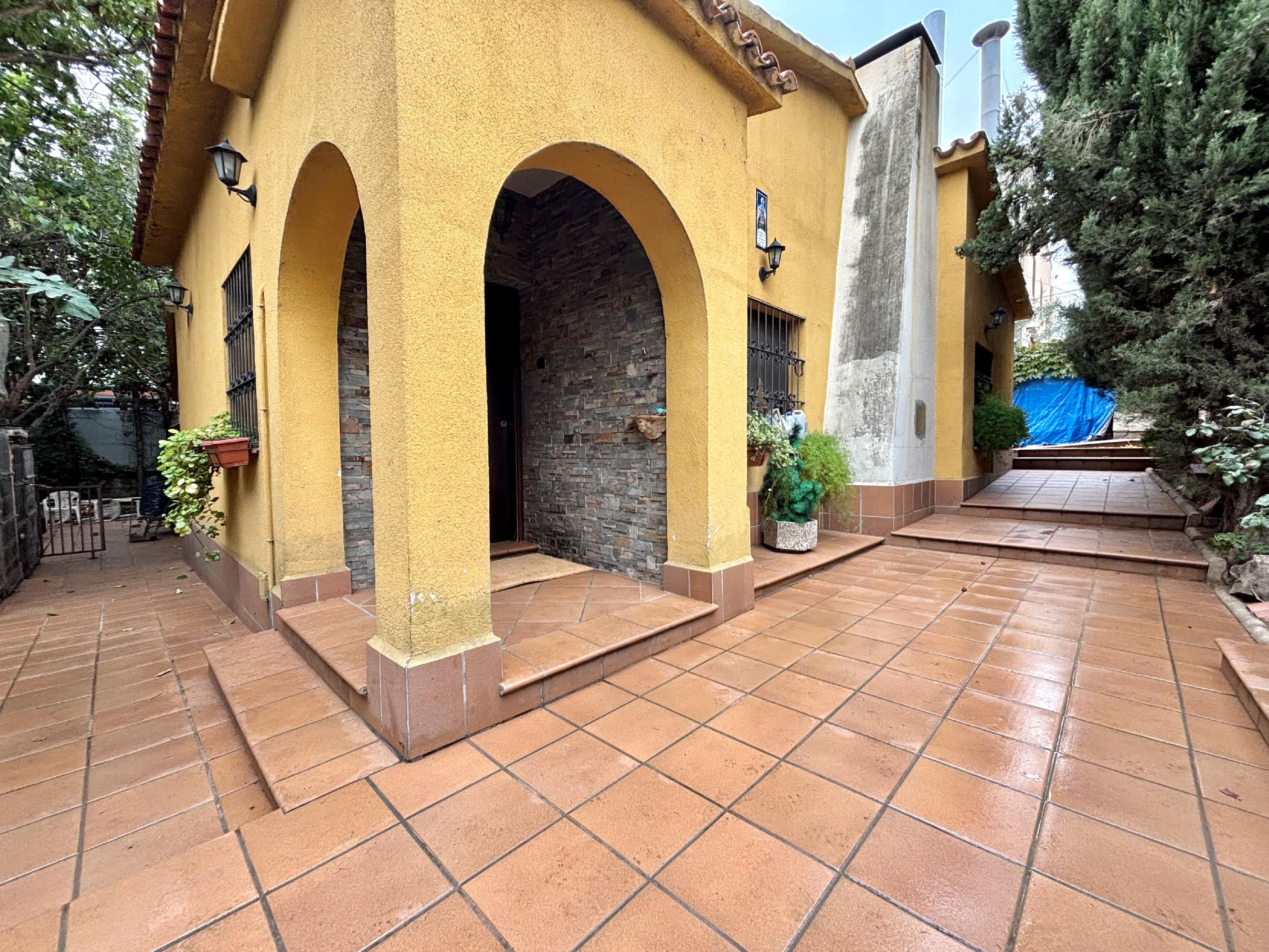 Imagen 8 Casa Aislada en venta en Rubí / Vivienda, al lado de Urbanización Els Avets.