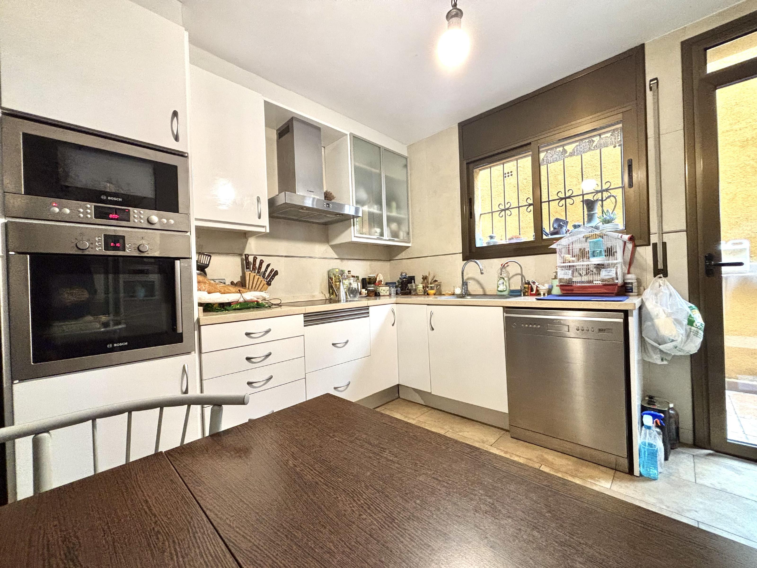 Imagen 4 Casa Aislada en venta en Rubí / Vivienda, al lado de Urbanización Els Avets.