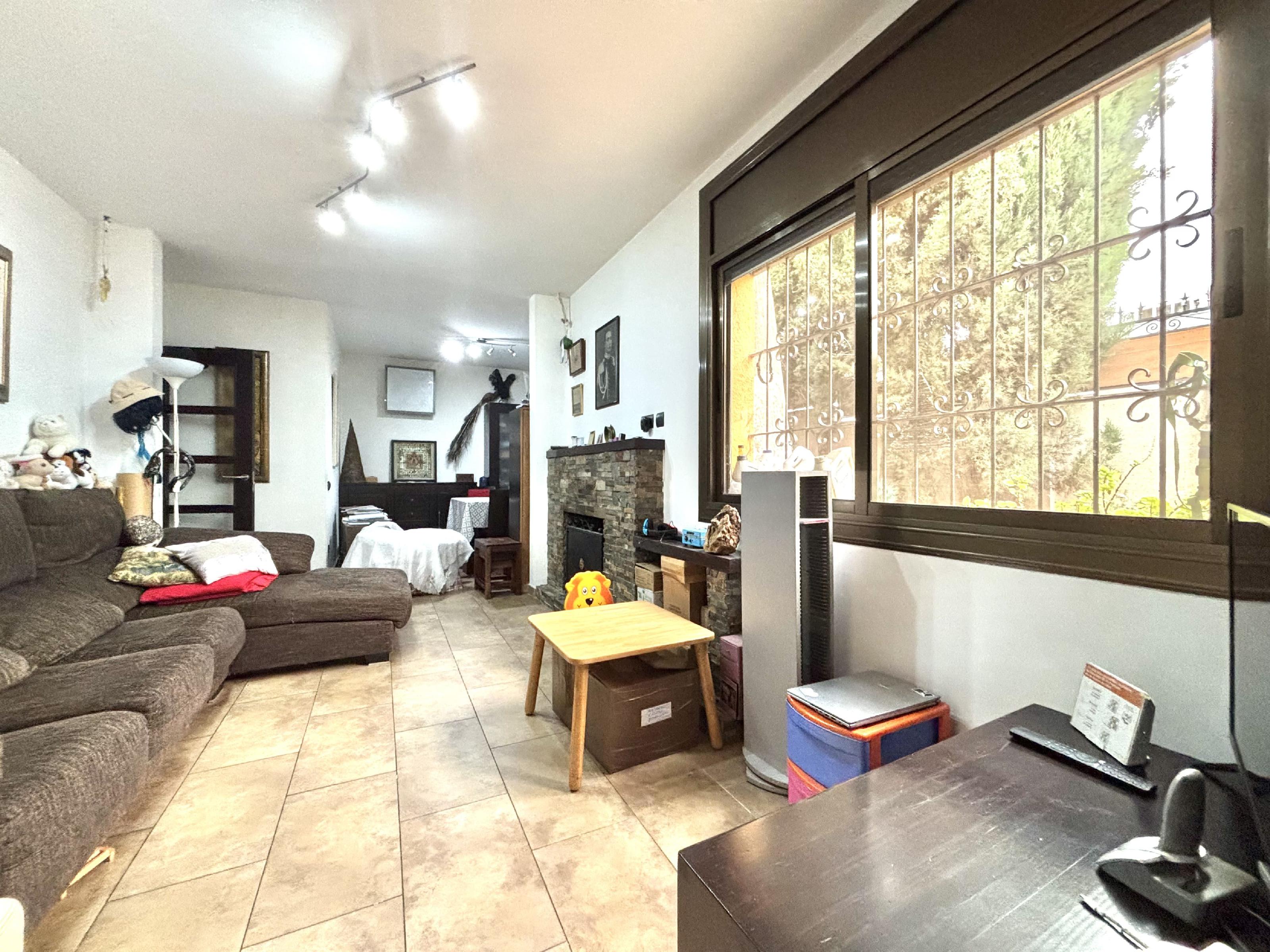 Imagen 7 Casa Aislada en venta en Rubí / Vivienda, al lado de Urbanización Els Avets.