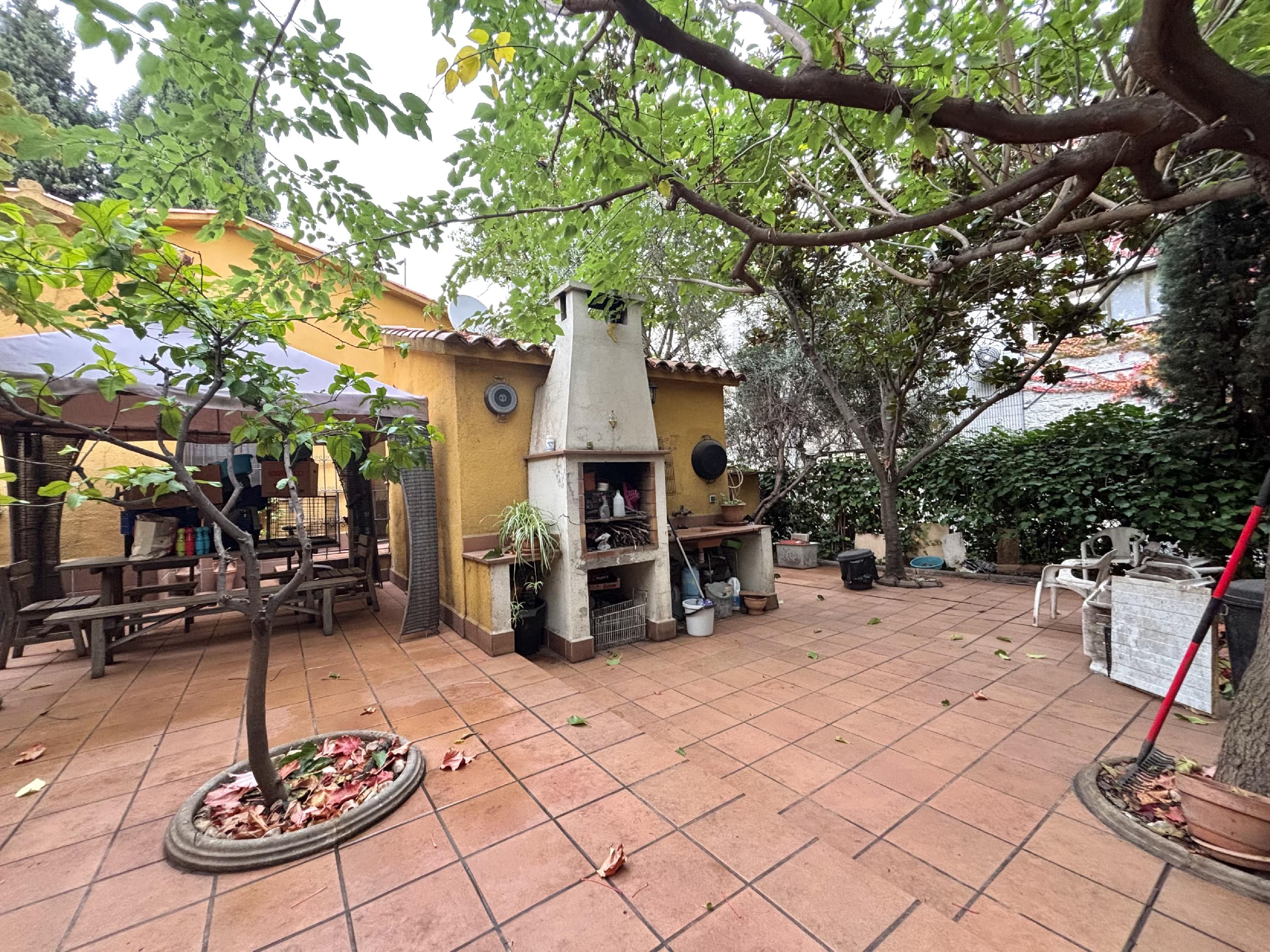 Imagen 3 Casa Aislada en venta en Rubí / Vivienda, al lado de Urbanización Els Avets.