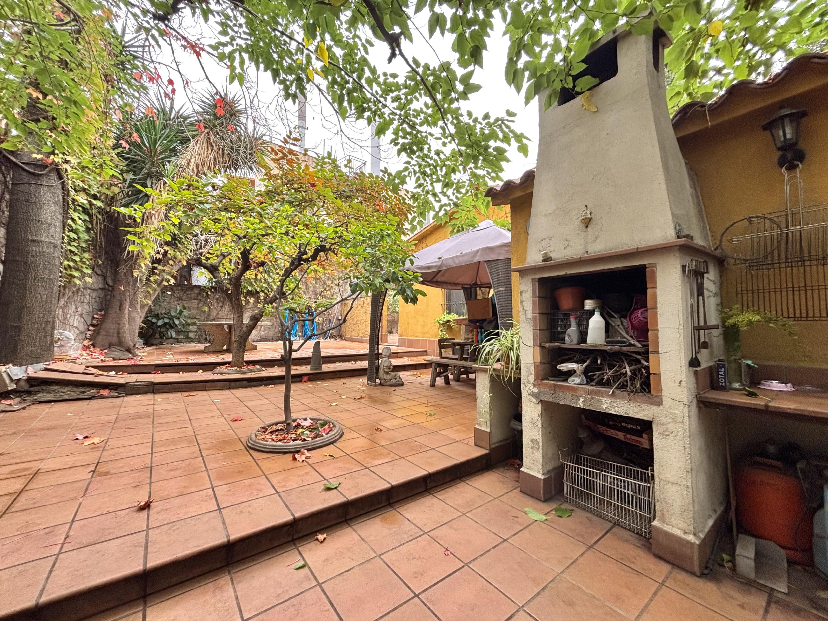 Imagen 1 Casa Aislada en venta en Rubí / Vivienda, al lado de Urbanización Els Avets.