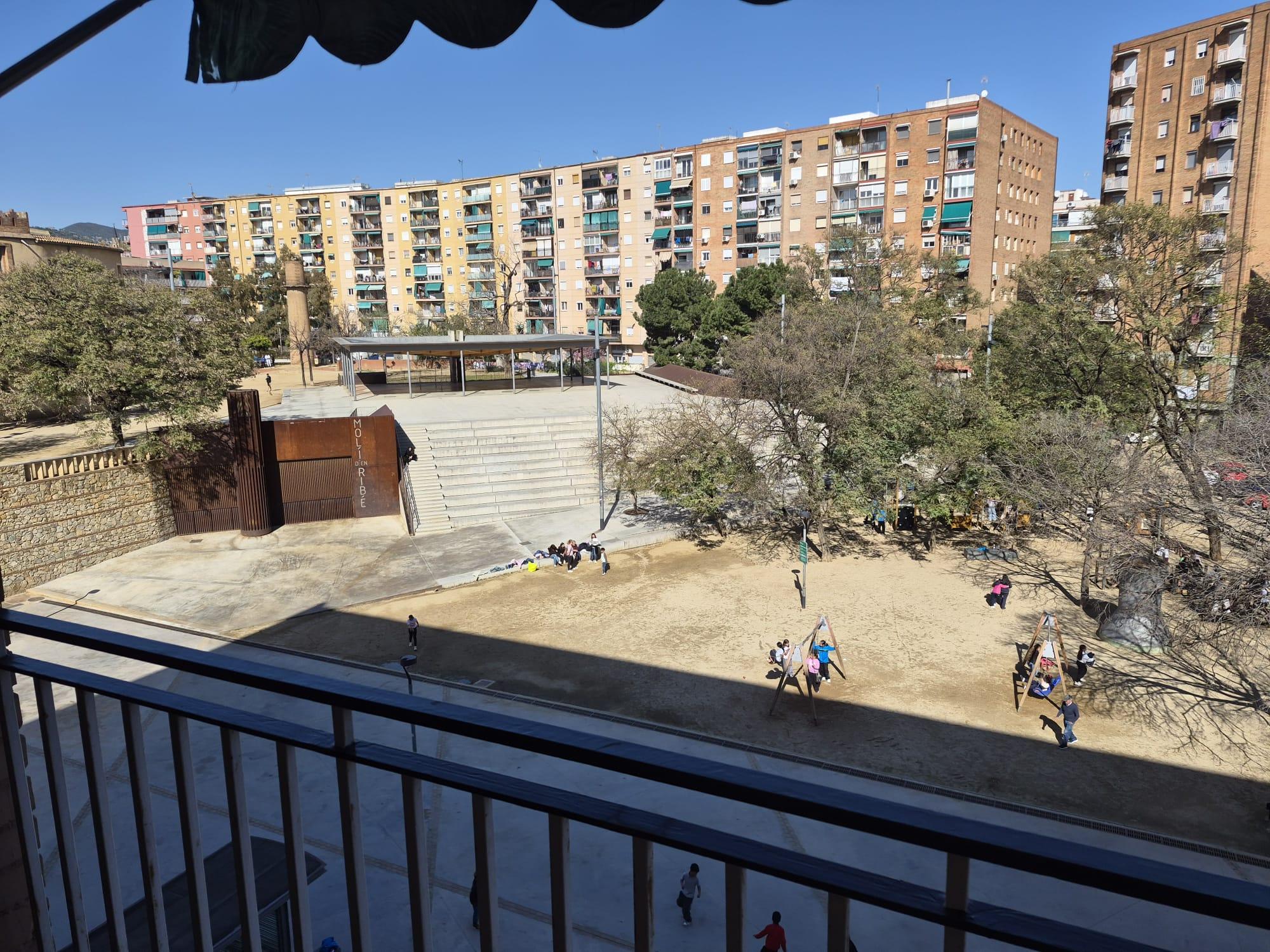 Imagen 11 Piso en venta en Santa Coloma De Gramenet / Plaça Pau Casals