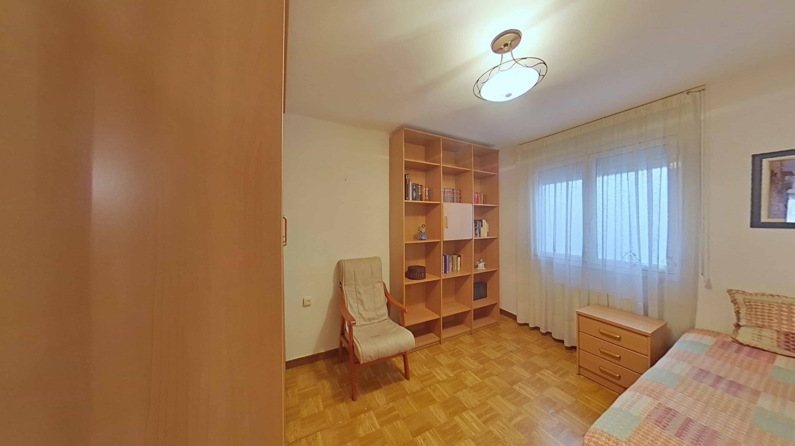 Imagen 42 Piso en venta en Santa Coloma De Gramenet / Plaça Pau Casals