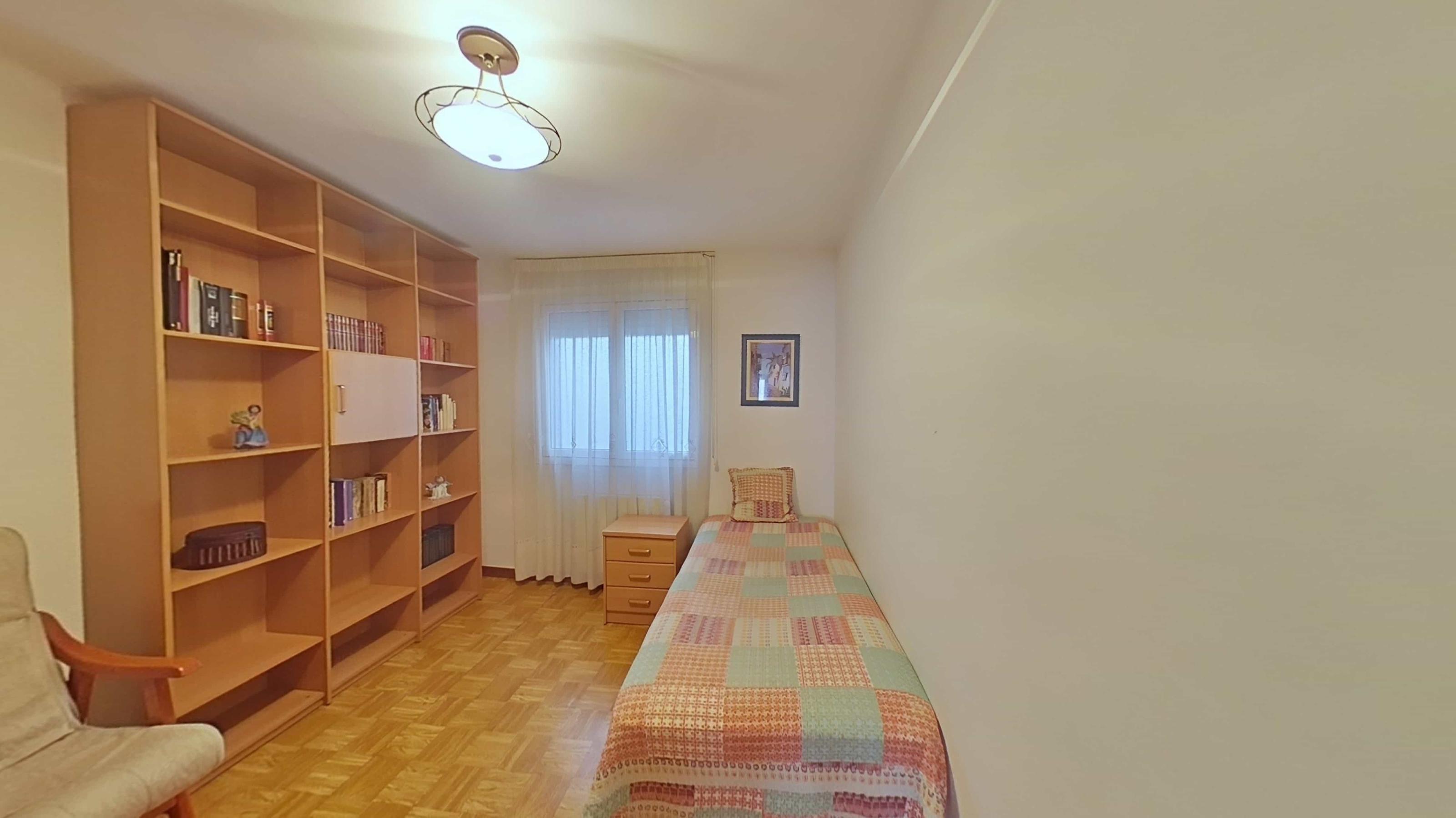 Imagen 43 Piso en venta en Santa Coloma De Gramenet / Plaça Pau Casals