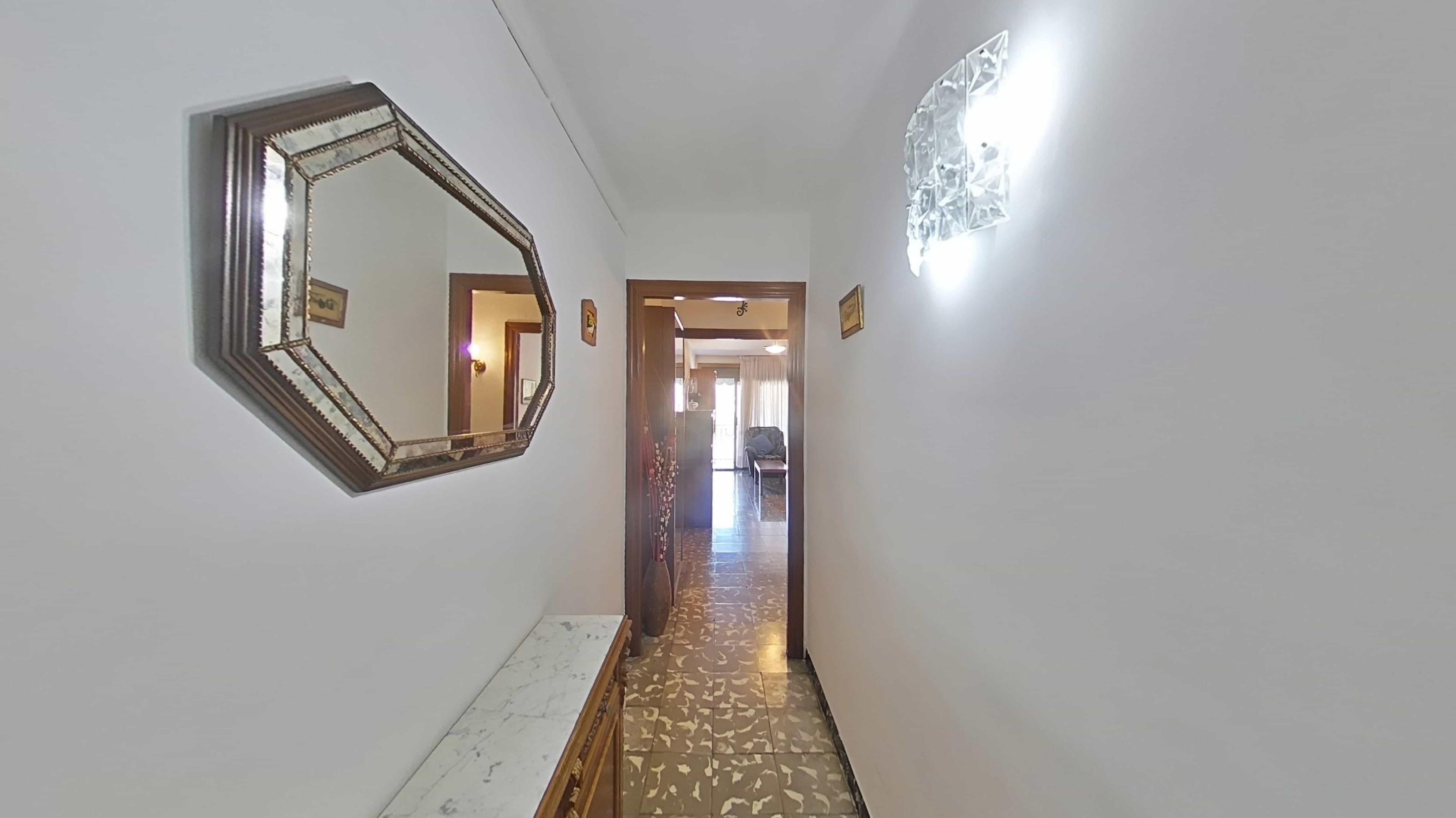 Imagen 2 Piso en venta en Santa Coloma De Gramenet / Plaça Pau Casals