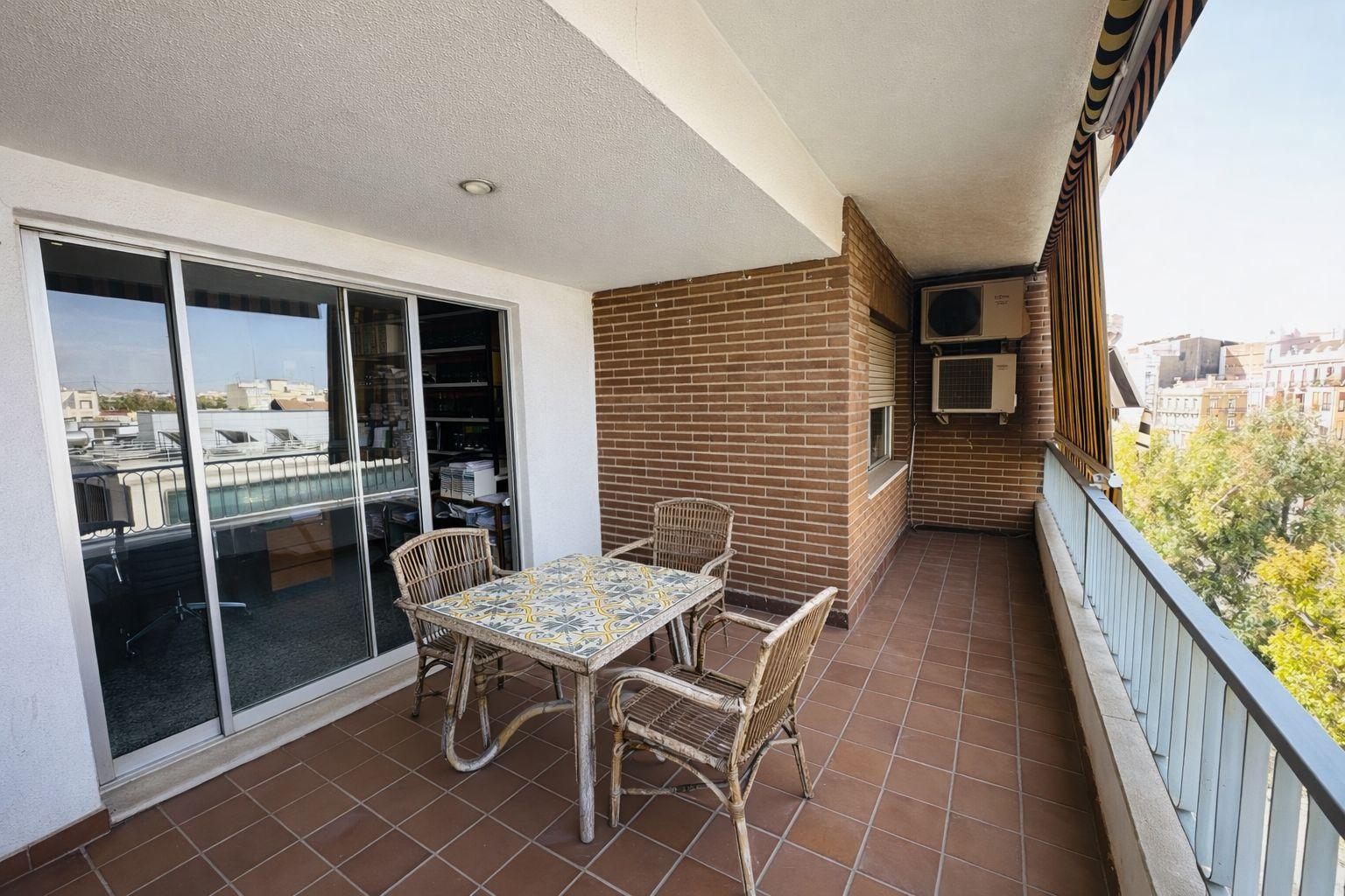 Imagen 1 Piso en venta en Valencia / Junto a las Torres de Quart