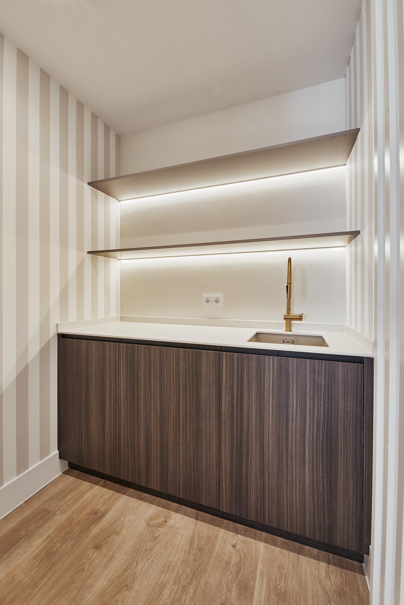 Imagen 11 Piso en venta en Madrid / Esquina con General Pardiñas.