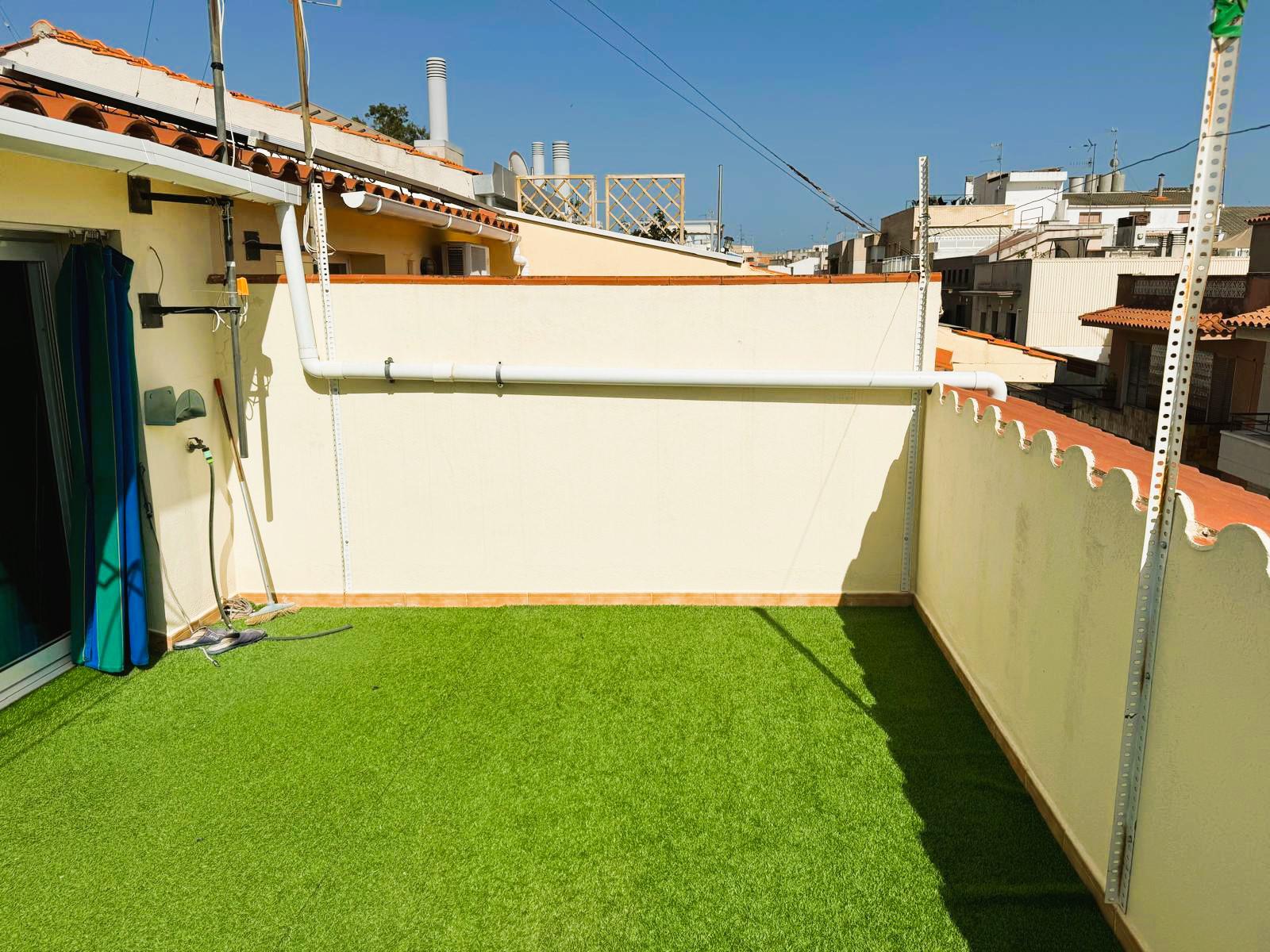 Imagen 1 Casa Adosada en venta en Cubelles / Centro, cerca de todos los servicios.