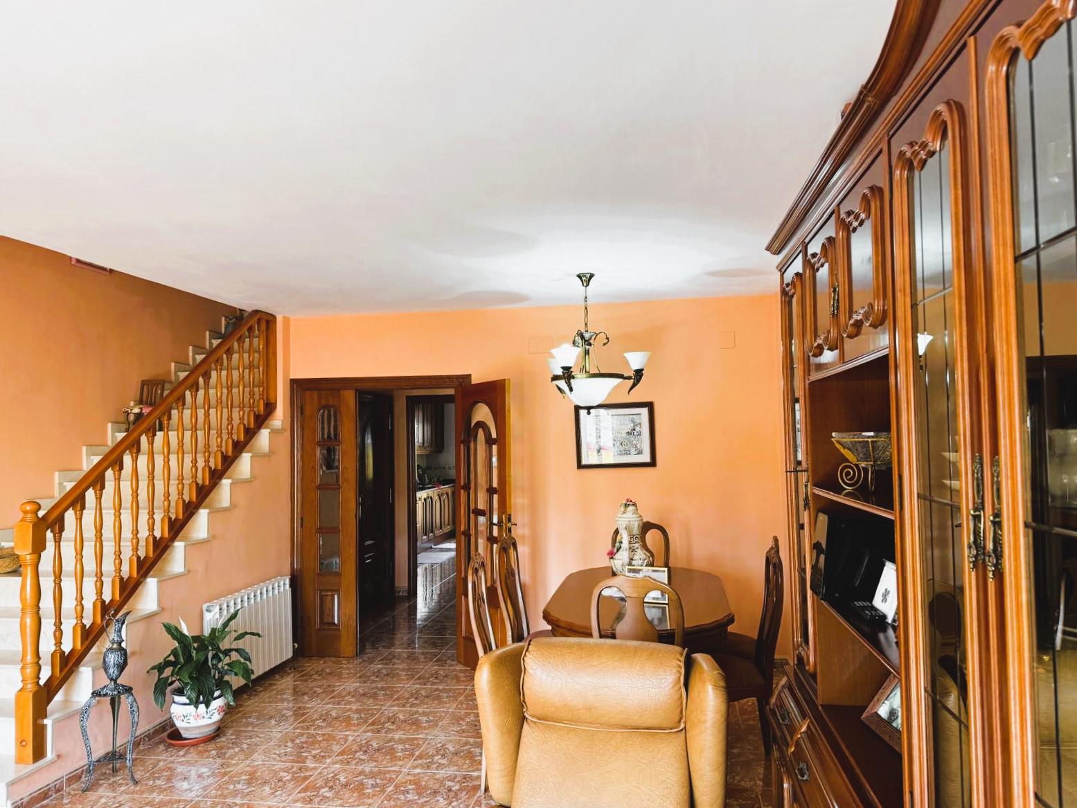 Imagen 3 Casa Adosada en venta en Cubelles / Centro, cerca de todos los servicios.