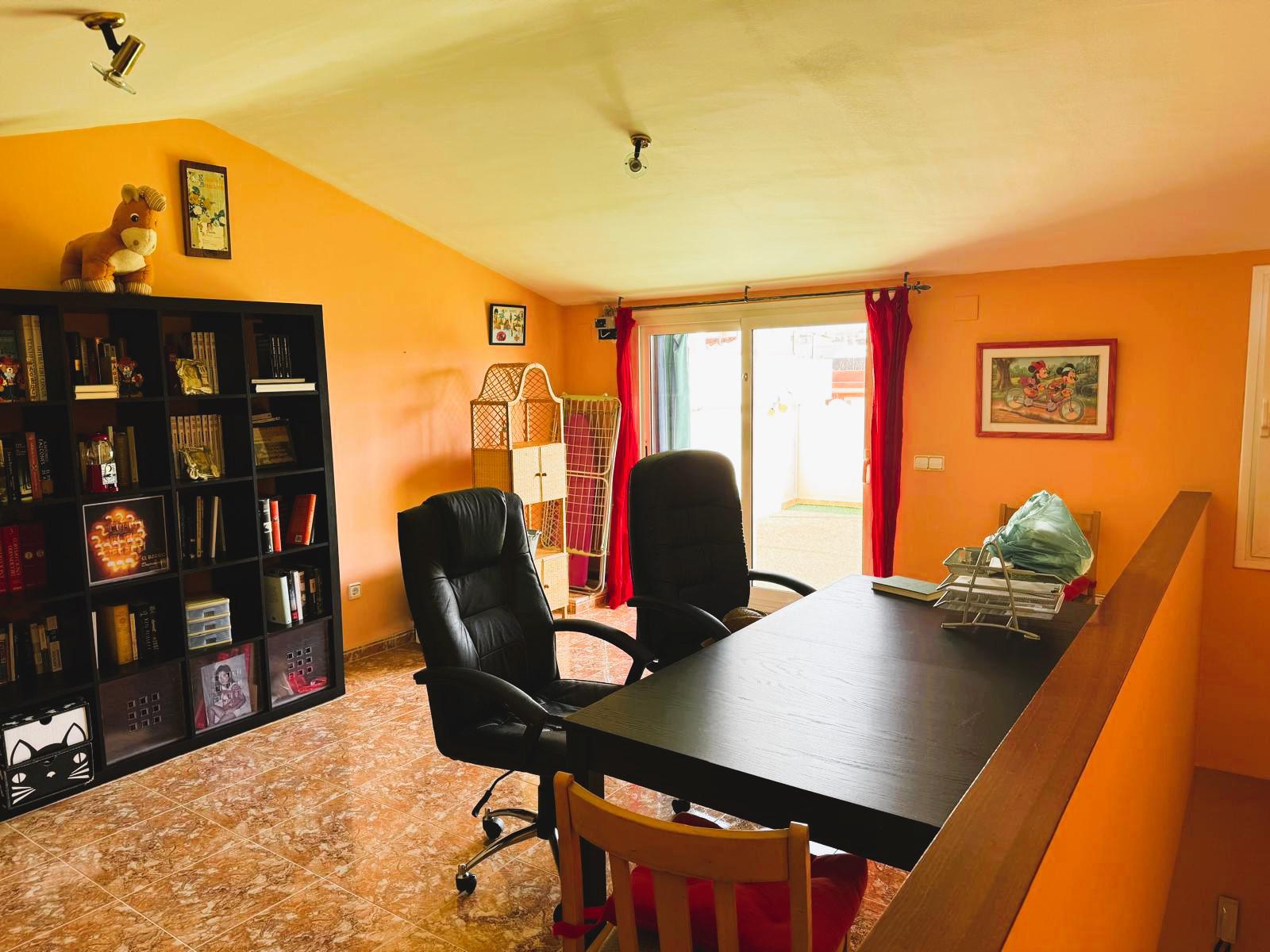 Imagen 19 Casa Adosada en venta en Cubelles / Centro, cerca de todos los servicios.