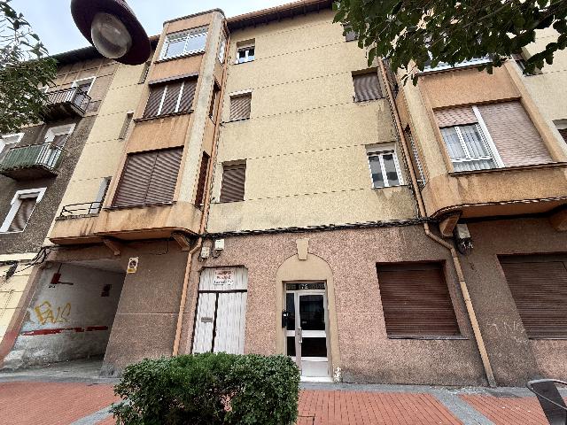Imagen 1 Inmueble 300034 - Piso en venta en Barakaldo / Frente Casa Cultura Lutxana