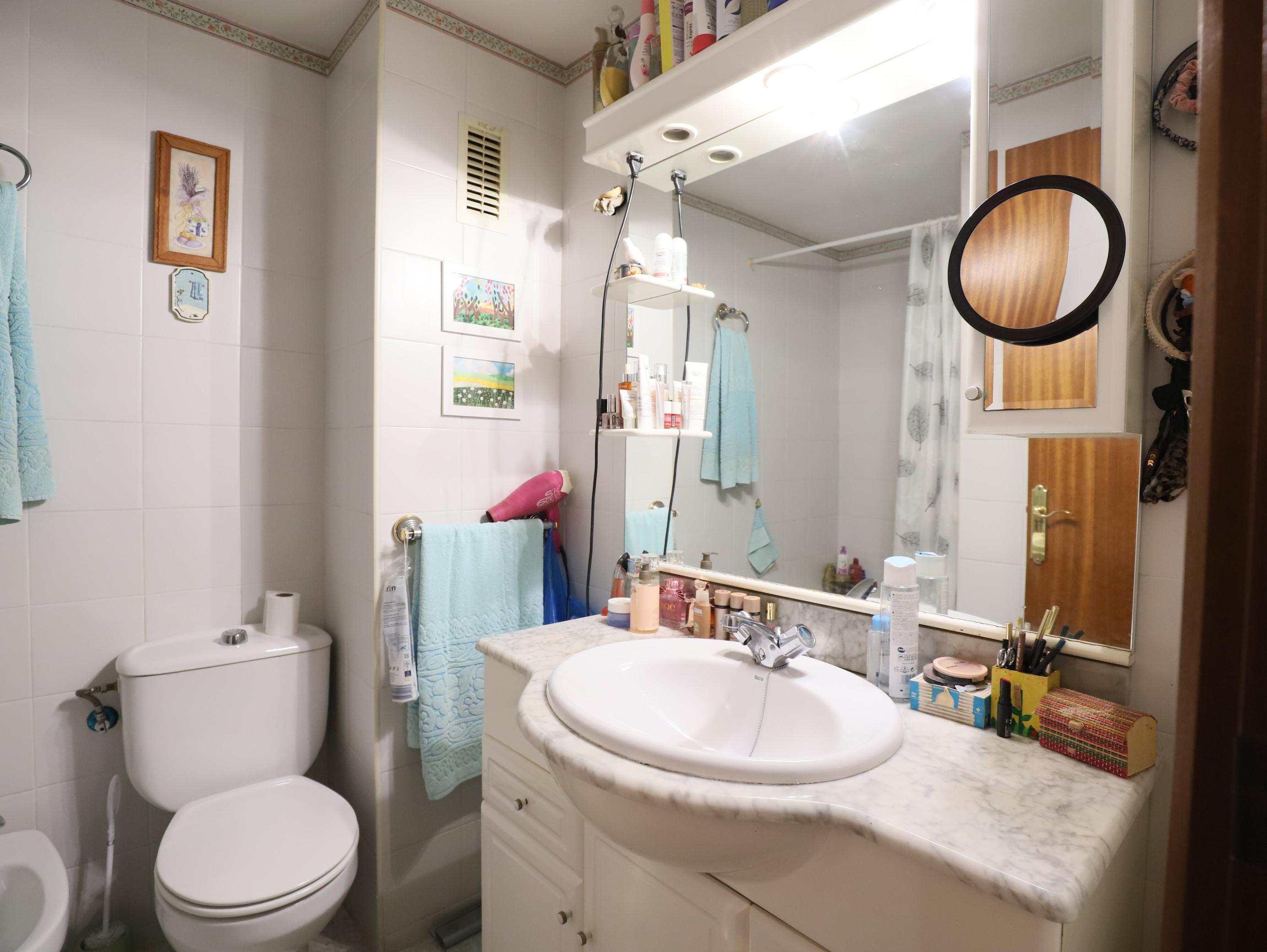 Imagen 26 Piso en venta en Esplugues De Llobregat / Junto Angel Gumera y biblioteca pare Miquel D´Es...