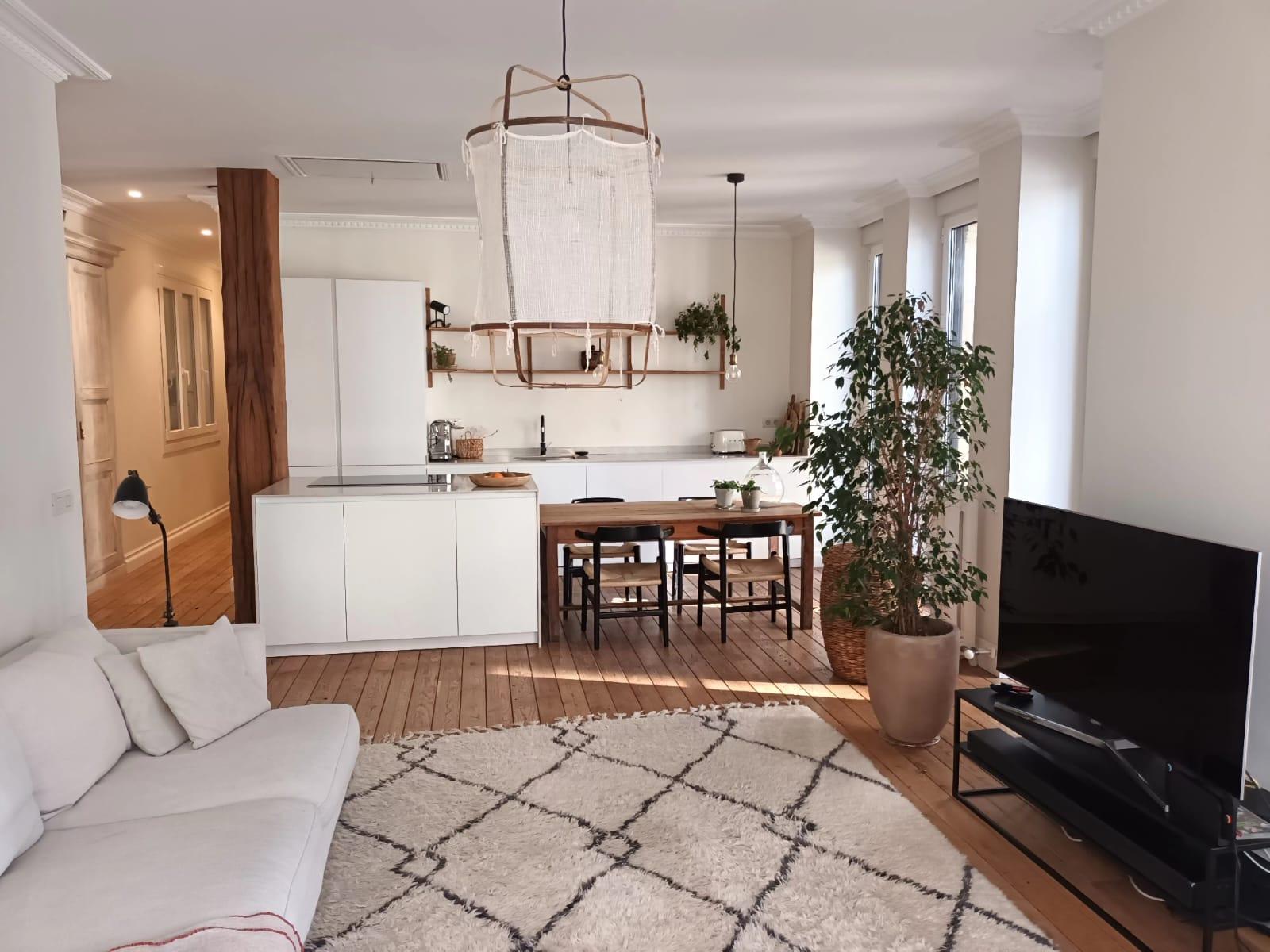 Imagen 2 Piso en venta en Donostia-San Sebastián / Calle Larramendi, centro