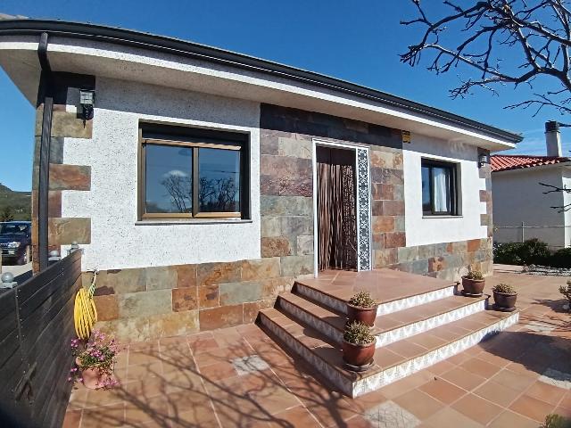 Imagen 1 Inmueble 299020 - Casa en venta en Torrelles De Foix / Ubicada en la Avenida principal de Can Coral.