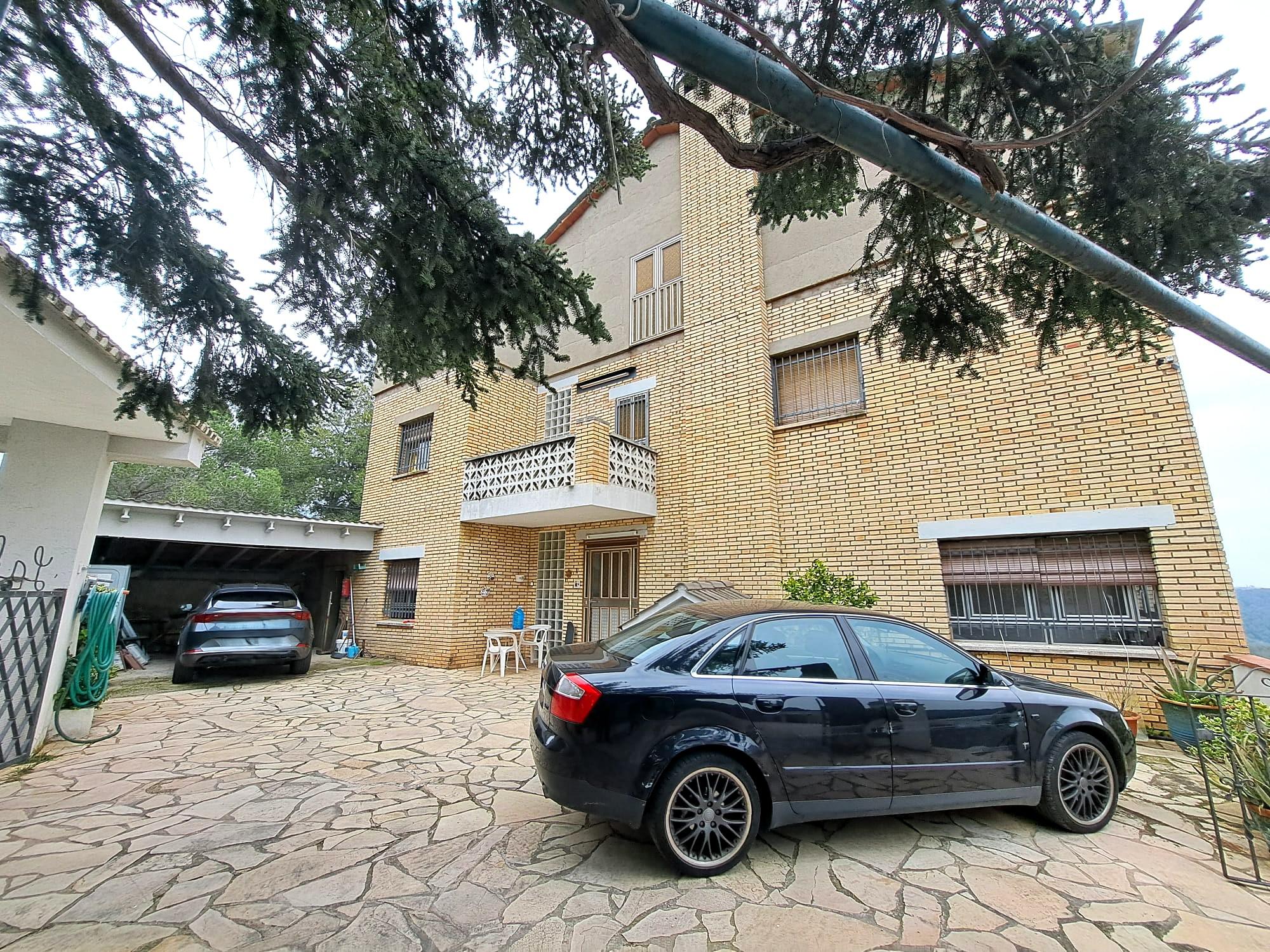 Imagen 1 Casa en venta en Olesa De Montserrat / Zona de les Llumbreras