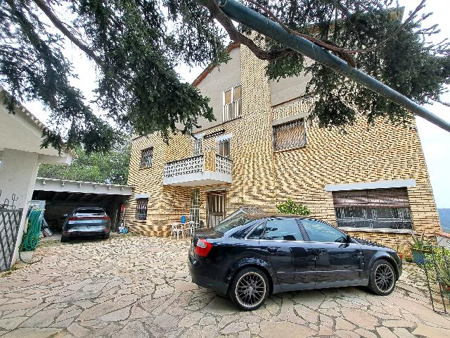 Imagen 1 Inmueble 290557 - Casa en venta en Olesa De Montserrat / Zona de les Llumbreras