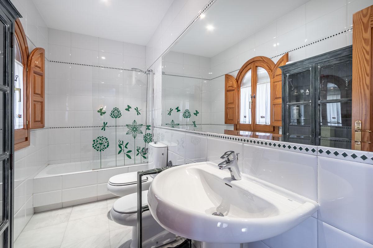 Imagen 16 Casa Aislada en venta en Huétor Vega / Junto a supermercado Consum