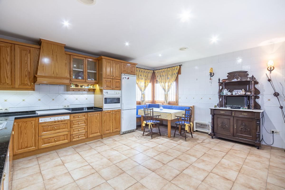 Imagen 9 Casa Aislada en venta en Huétor Vega / Junto a supermercado Consum
