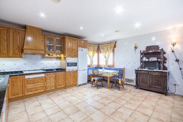 Imagen 9 Inmueble 280818 - Casa Aislada en venta en Huétor Vega / Junto a supermercado Consum