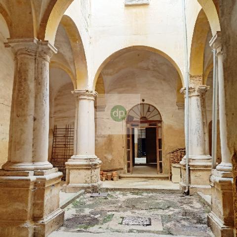 Imagen 2 Inmueble 259692 - Casa en venta en Cáceres / Casa Palacio junto a la Plaza Mayor. Inverta ahora !