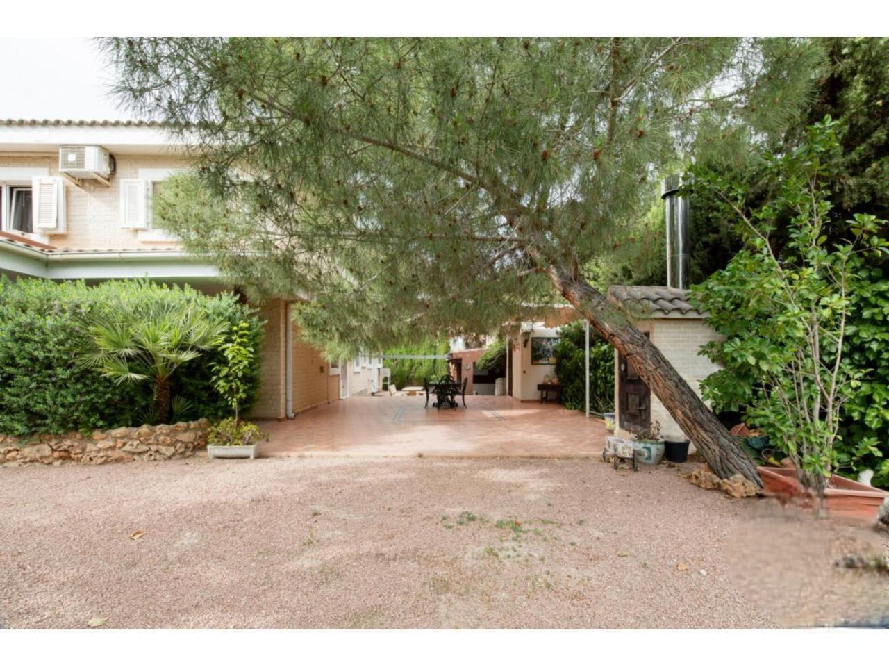 Imagen 4 Casa Rústica en venta en Petrer / Urbanización Loma Badá cerca de la barrera