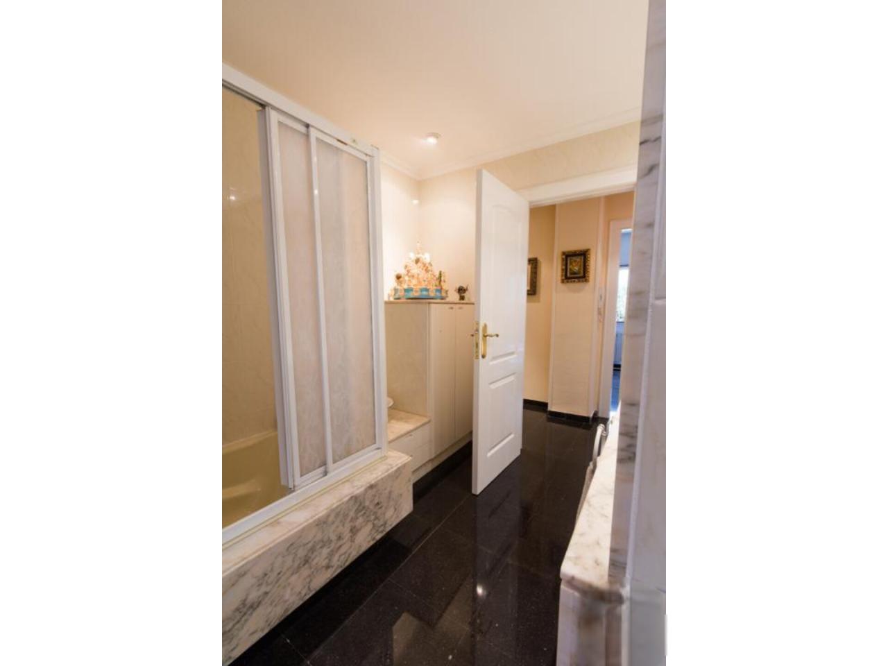 Imagen 36 Casa Rústica en venta en Petrer / Urbanización Loma Badá cerca de la barrera