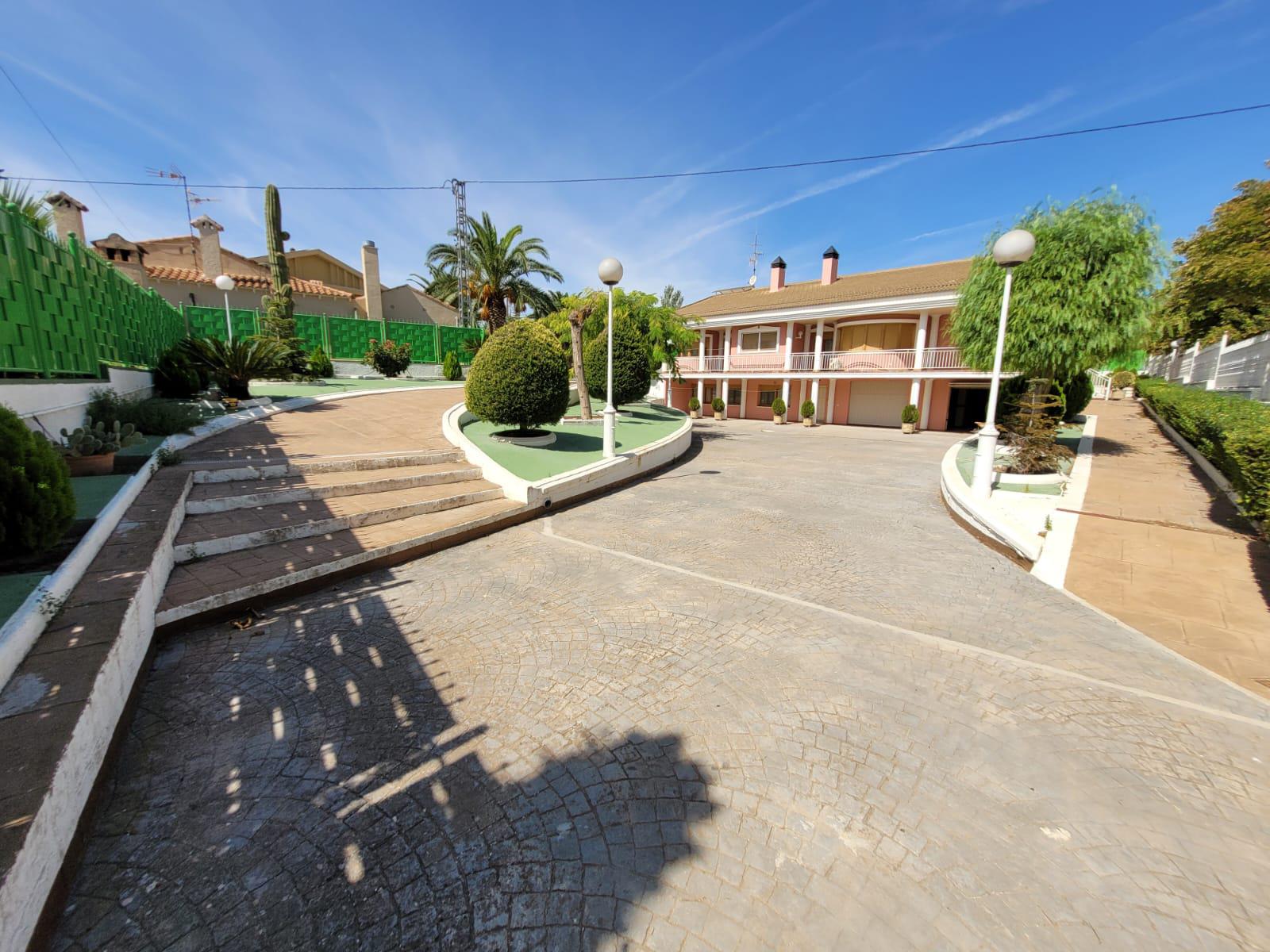 Imagen 1 Casa Aislada en venta en Caudete / Avenida Las Jornetas