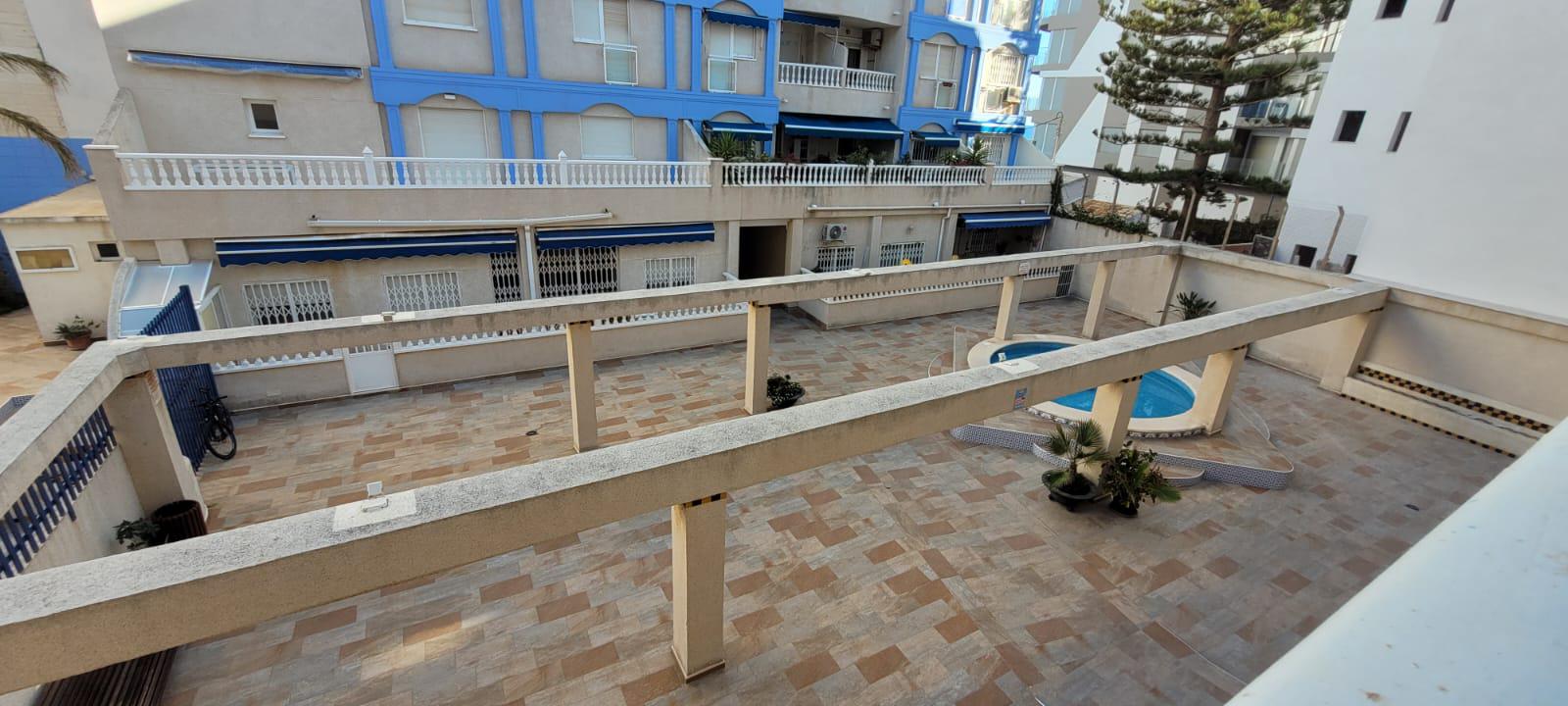 Imagen 3 Apto. Playa en venta en Torrevieja / A 50 metros del paseo de la Playa de los Locos