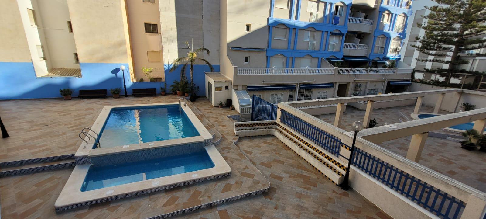 Imagen 1 Apto. Playa en venta en Torrevieja / A 50 metros del paseo de la Playa de los Locos