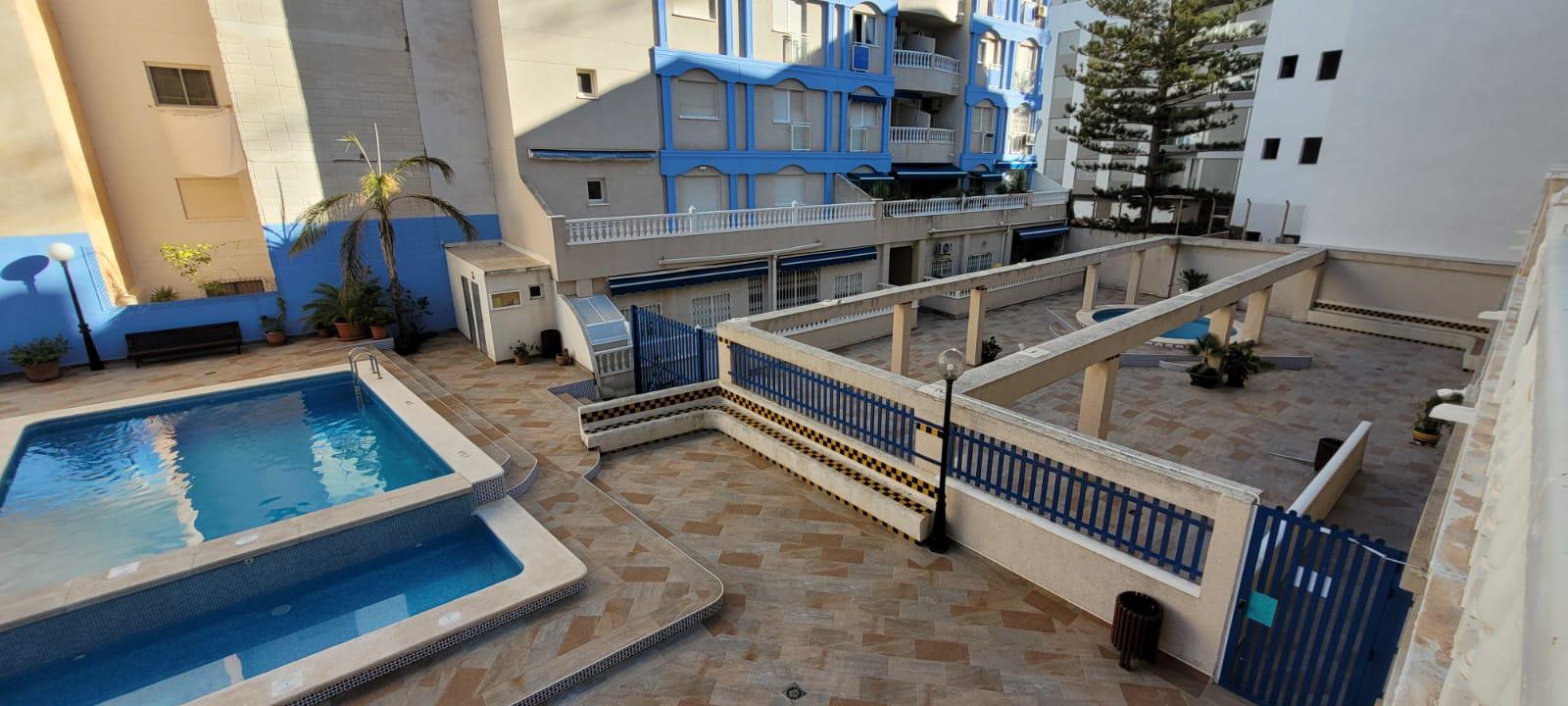 Imagen 2 Apto. Playa en venta en Torrevieja / A 50 metros del paseo de la Playa de los Locos