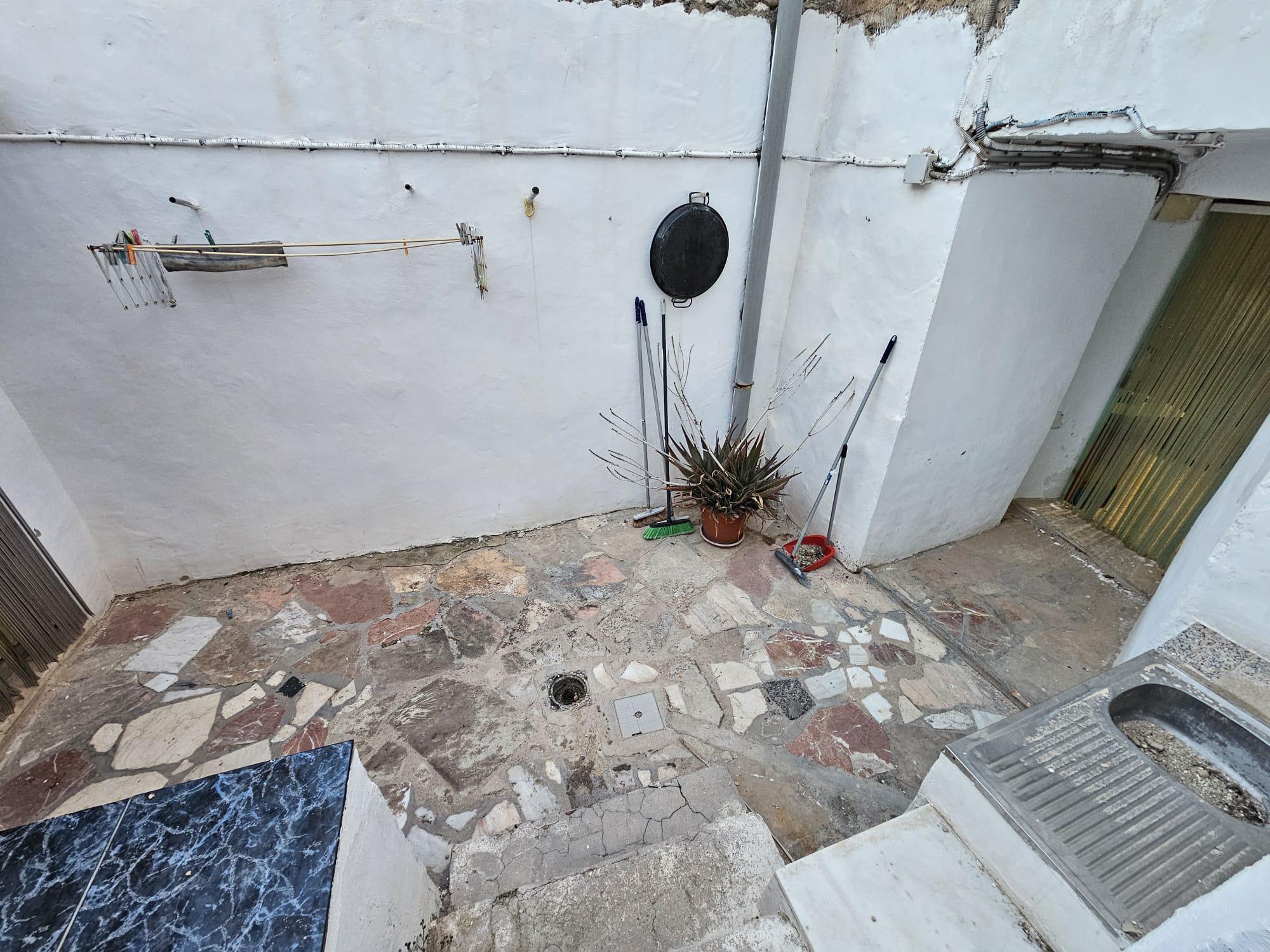 Imagen 32 Casa Adosada en venta en Monóvar/monòver / Casa de 2 plantas, patio y cueva en Las Casas d...