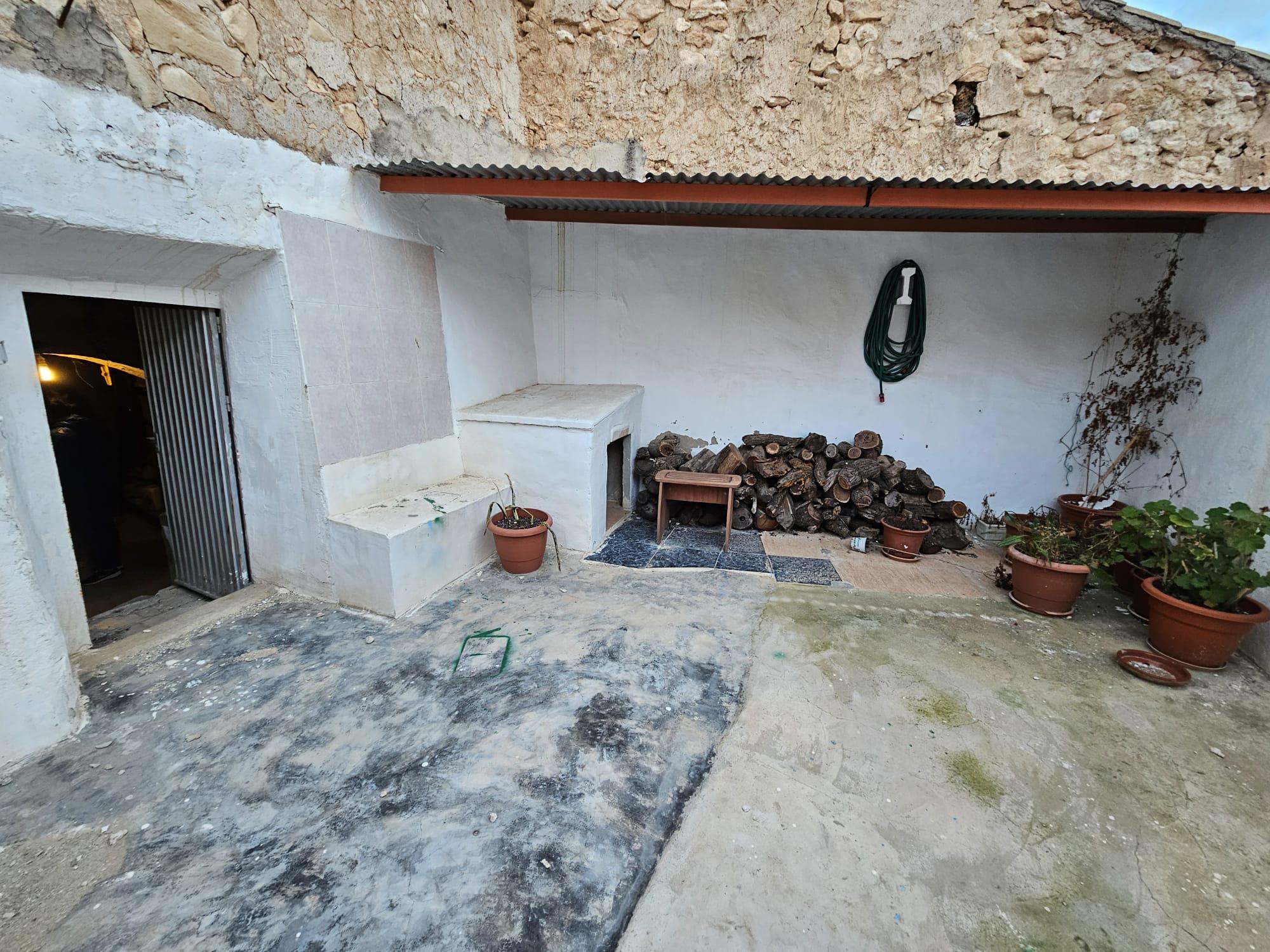 Imagen 30 Casa Adosada en venta en Monóvar/monòver / Casa de 2 plantas, patio y cueva en Las Casas d...