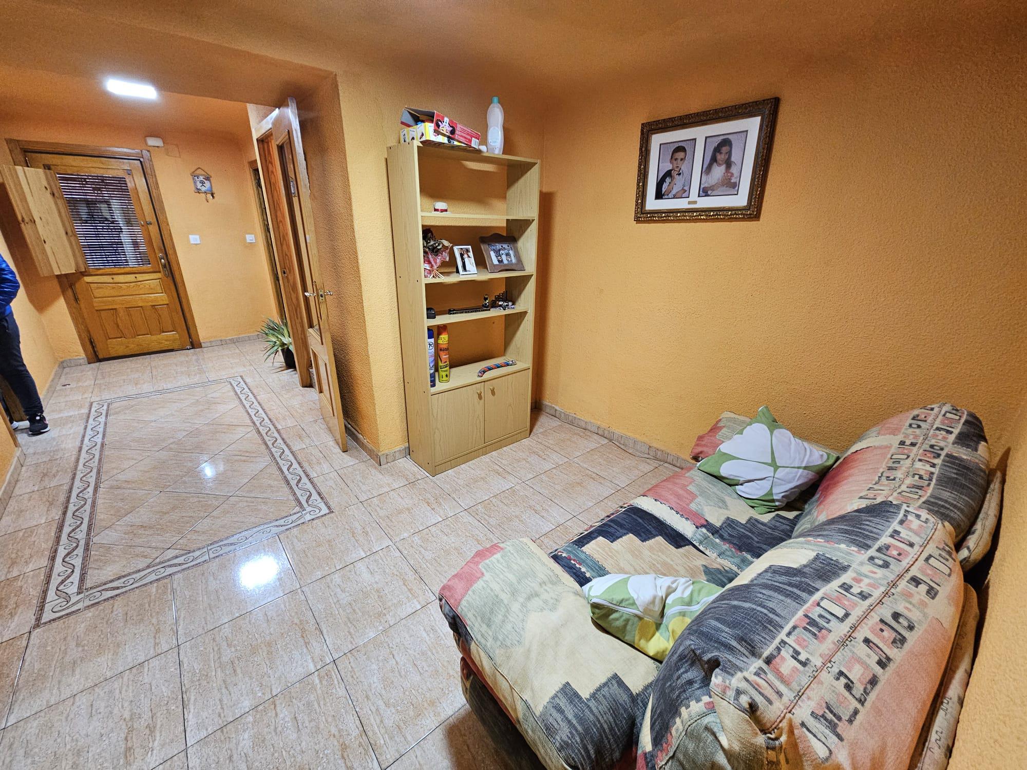 Imagen 4 Casa Adosada en venta en Monóvar/monòver / Casa de 2 plantas, patio y cueva en Las Casas d...
