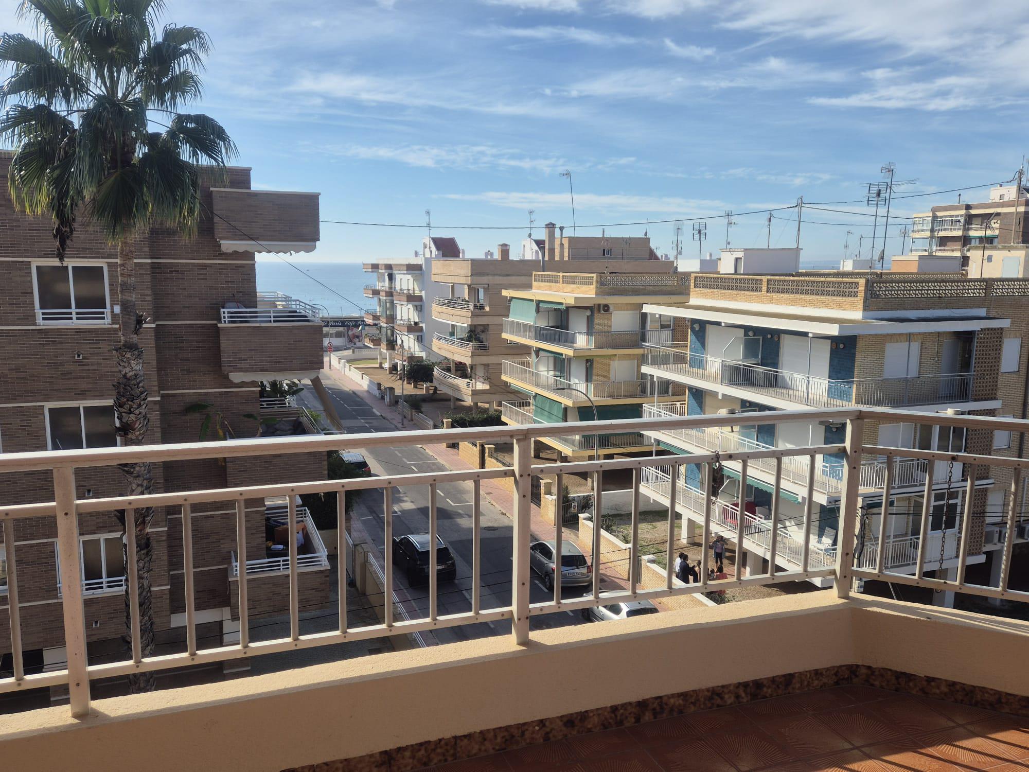 Imagen 4 Apto. Playa en venta en Santa Pola / Piso esquinero en Gran Playa, a una calle del mar