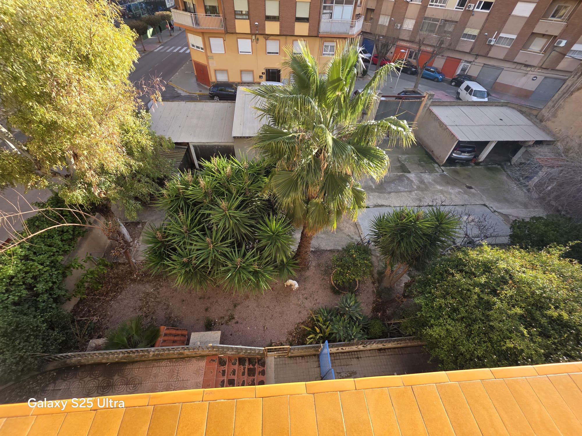 Imagen 1 Casa Pareada en venta en Petrer / Parcela urbana con 3 viviendas junto parque 9 d´Octubre