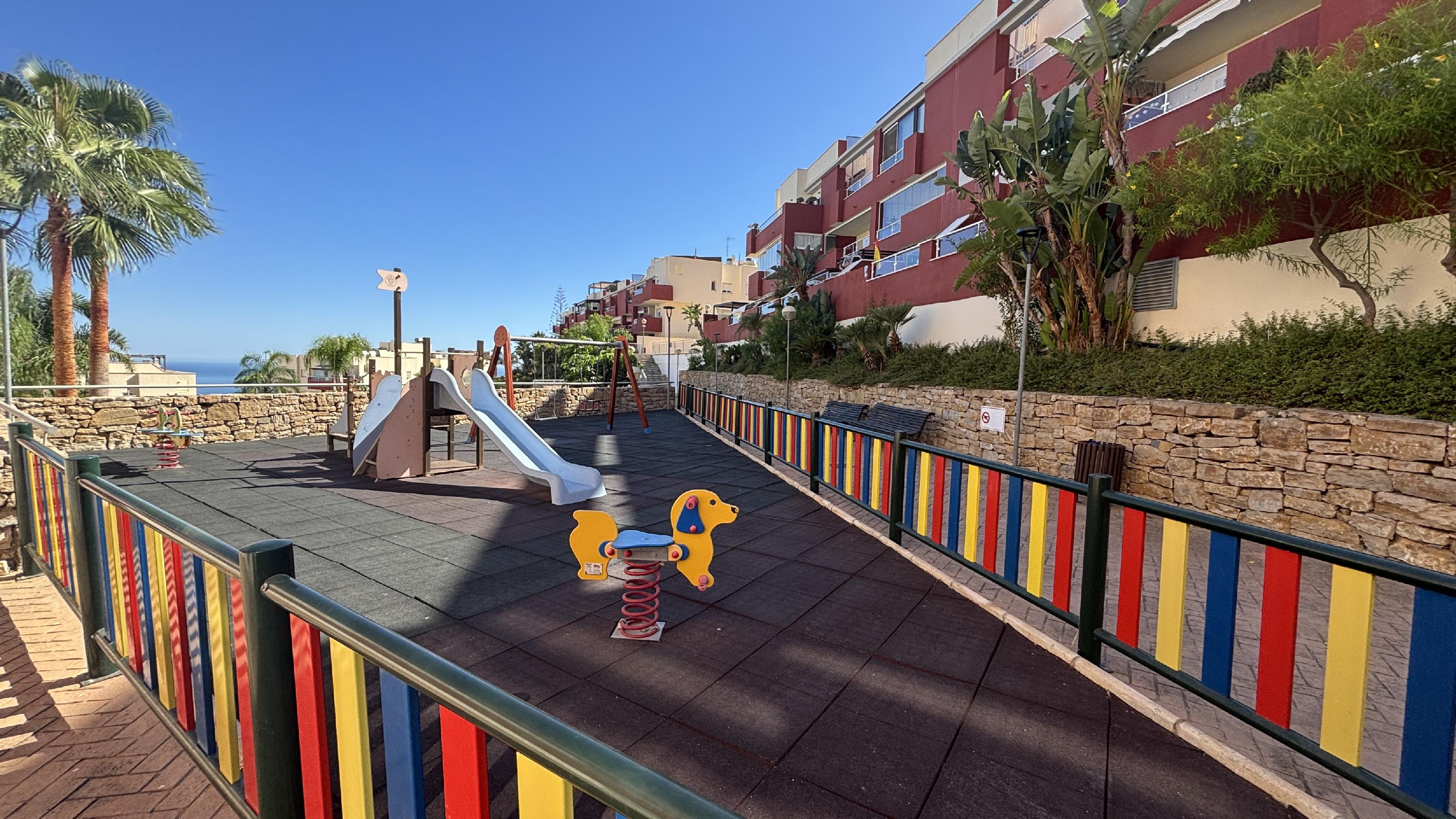 Imagen 26 Apartamento en venta en Benalmádena / Urbanización moderna y tranquila con transporte público