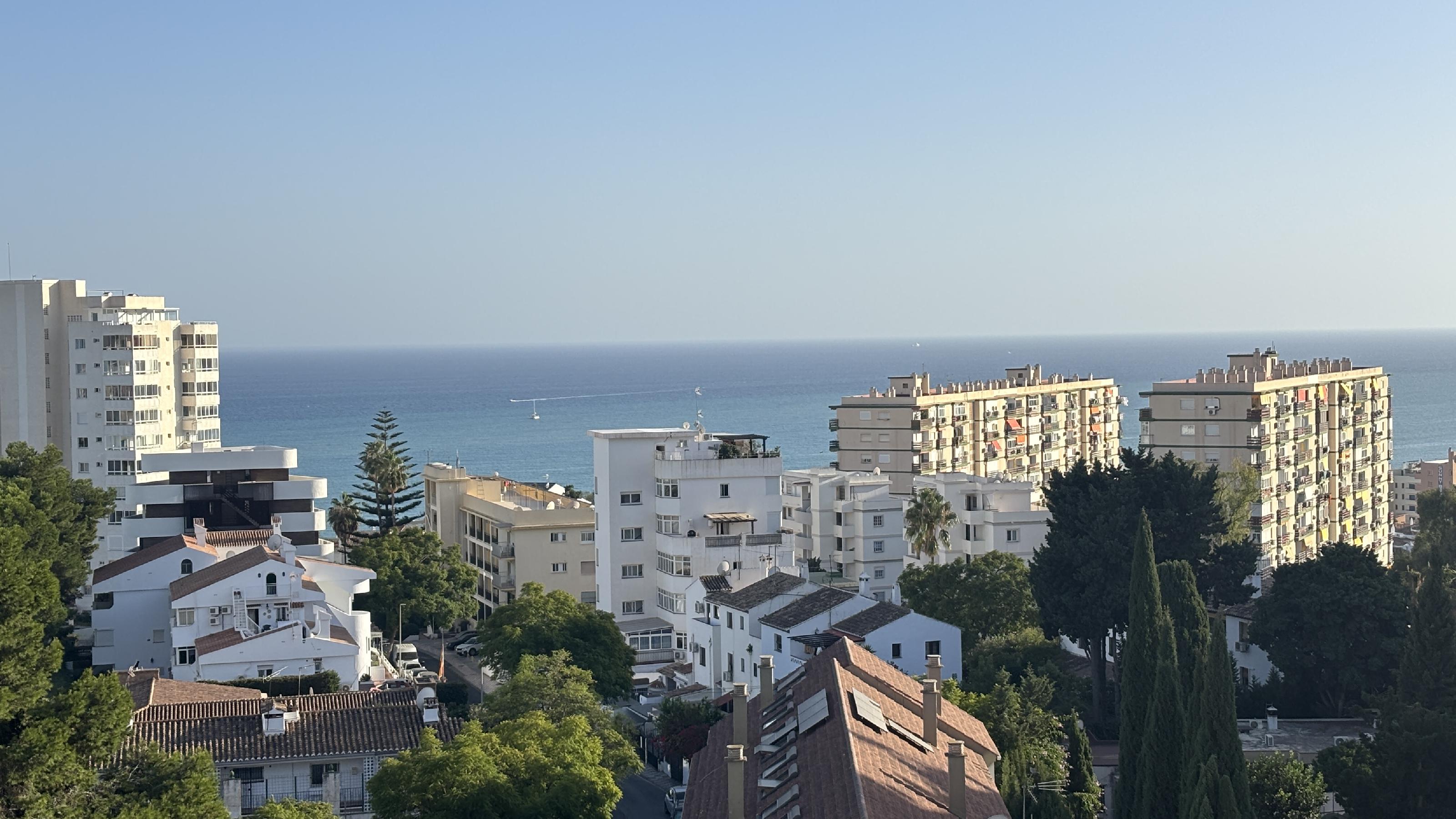 Imagen 1 Apartamento en venta en Benalmádena / A un paso de la playa, rodeado de comercios, hoteles 