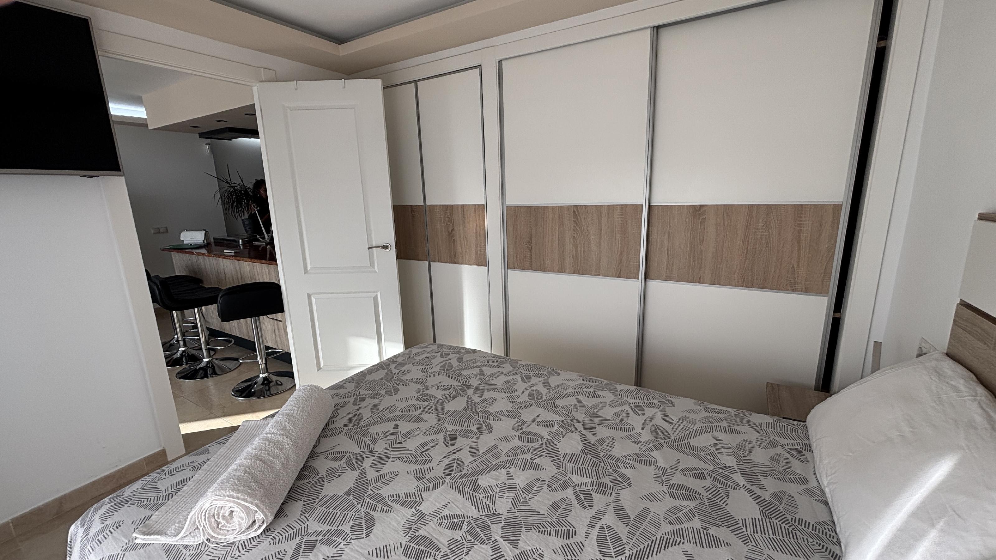 Imagen 21 Apartamento en venta en Benalmádena / A un paso de la playa, rodeado de comercios, hoteles 