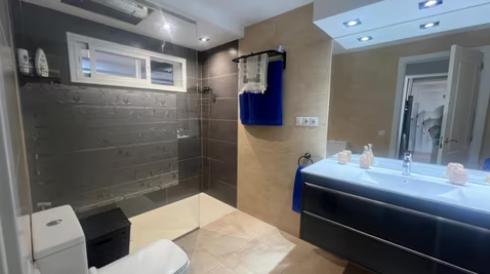 Imagen 27 Apartamento en venta en Benalmádena / A un paso de la playa, rodeado de comercios, hoteles 