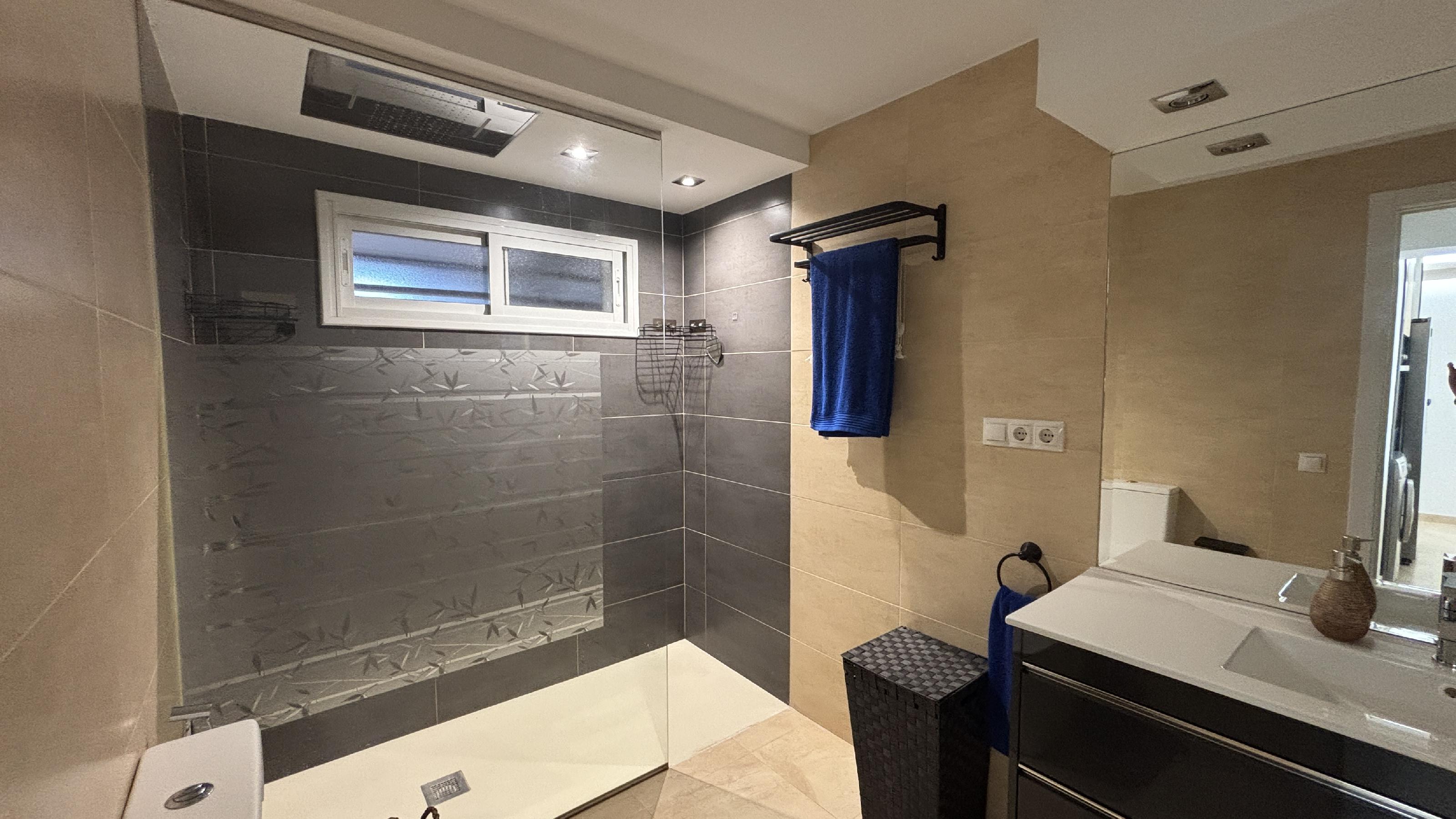 Imagen 30 Apartamento en venta en Benalmádena / A un paso de la playa, rodeado de comercios, hoteles 