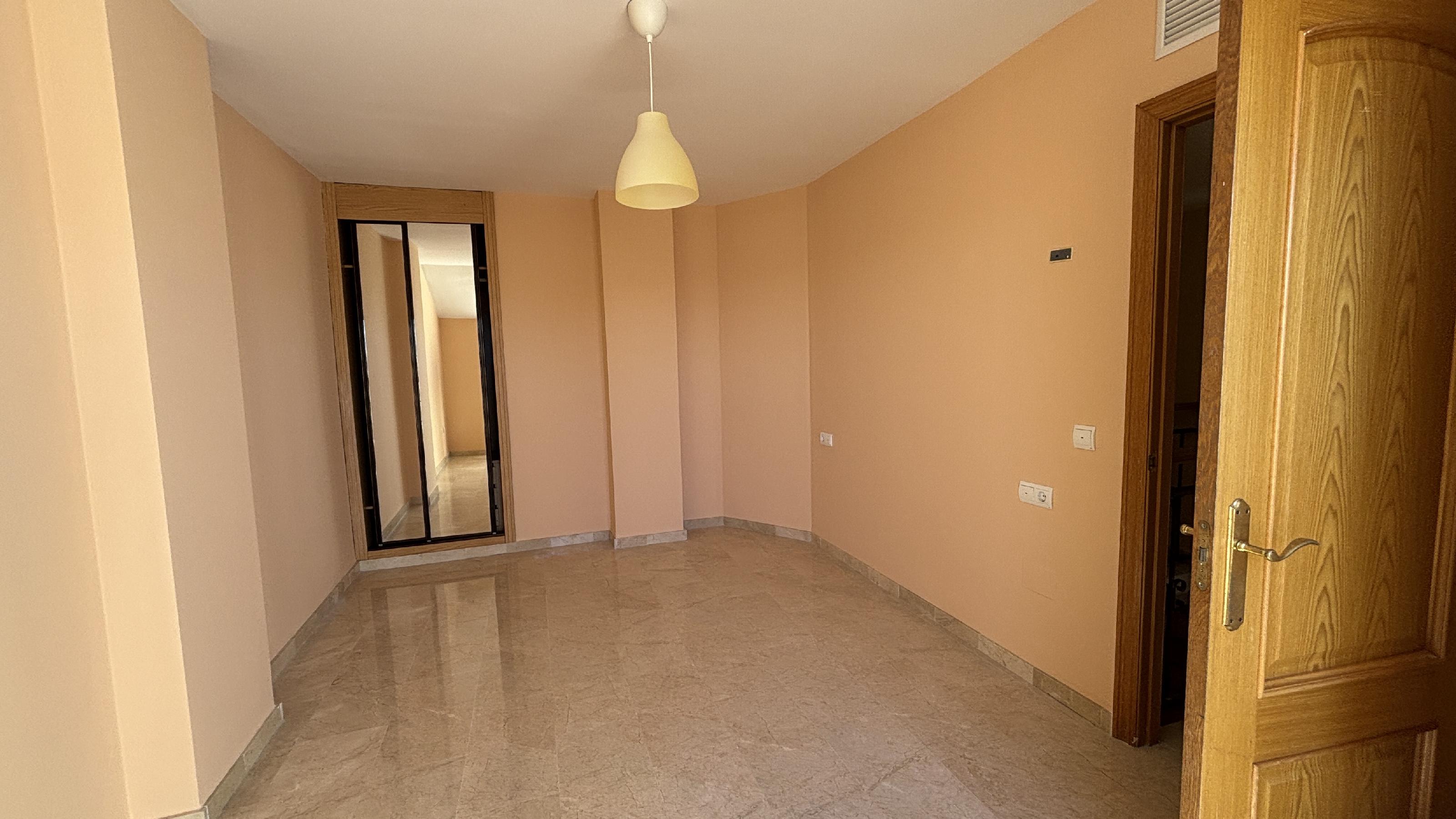 Imagen 19 Dúplex en venta en Benalmádena / Buena ubicación frente al mar, rodeado de bares,opencor