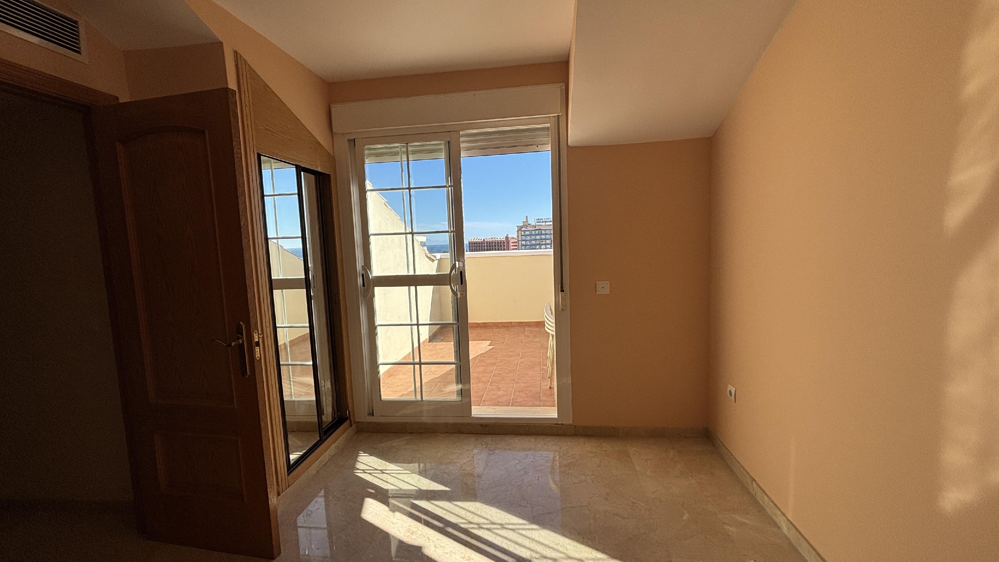 Imagen 11 Dúplex en venta en Benalmádena / Buena ubicación frente al mar, rodeado de bares,opencor