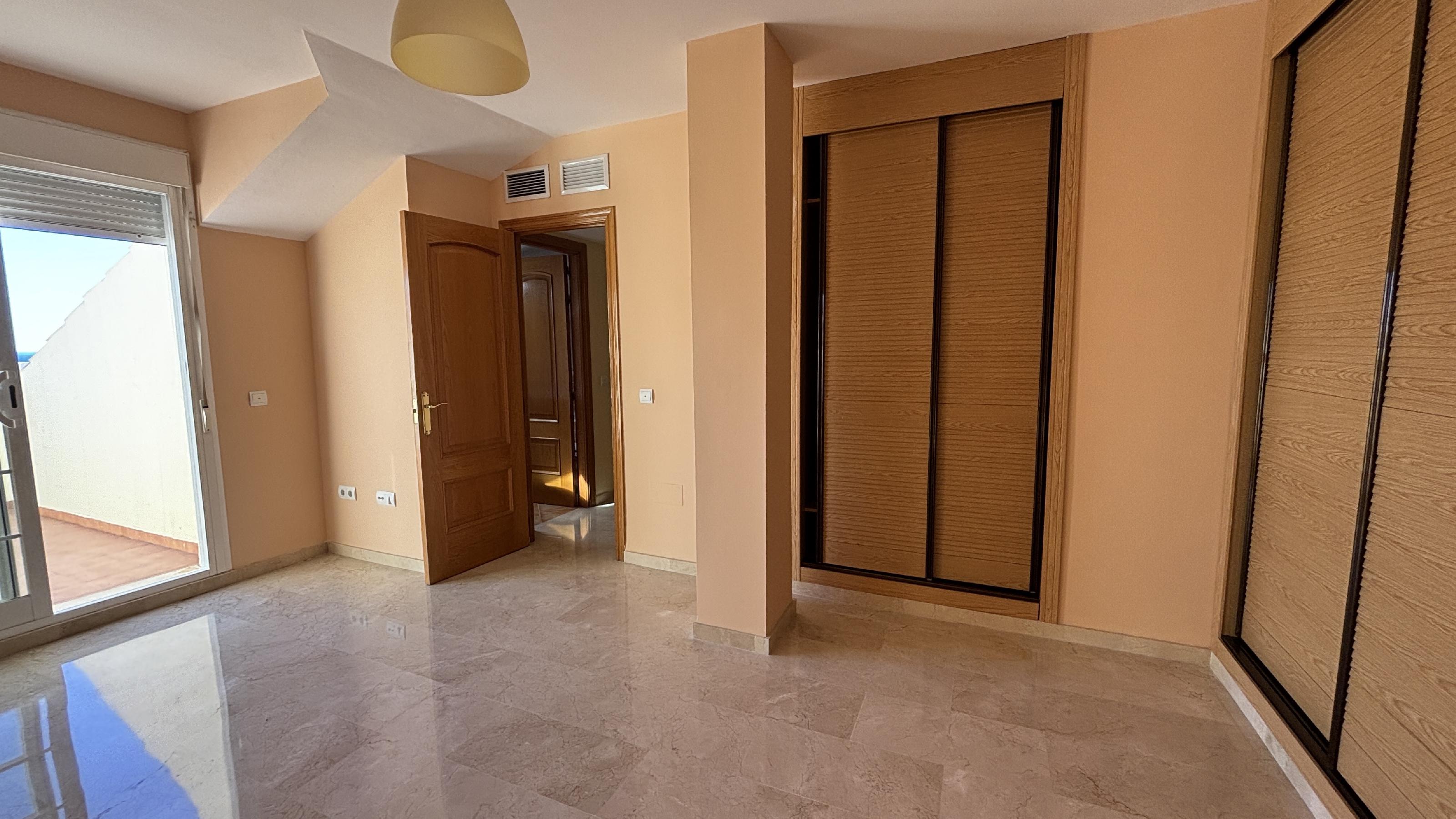 Imagen 16 Dúplex en venta en Benalmádena / Buena ubicación frente al mar, rodeado de bares,opencor