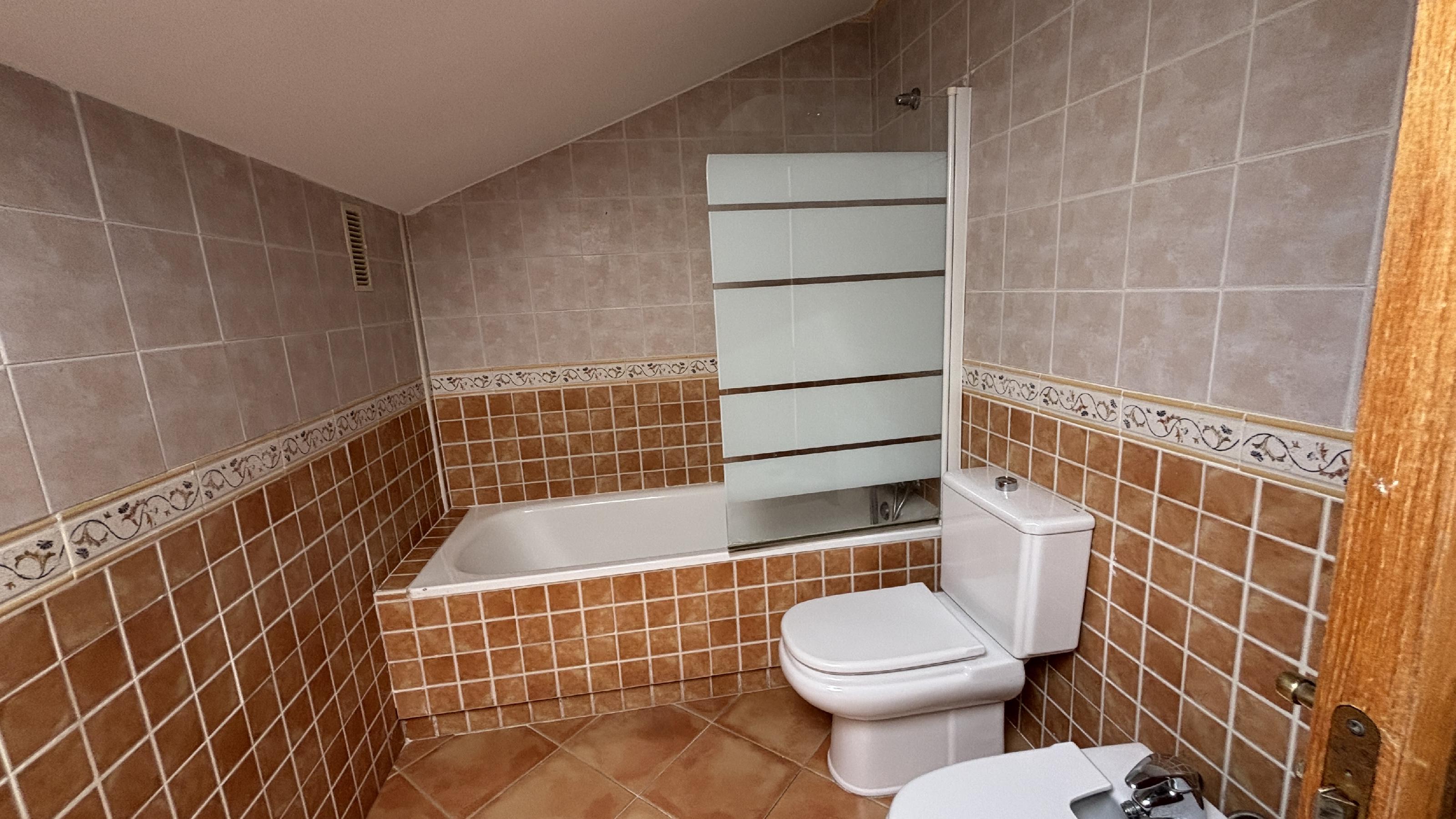 Imagen 22 Dúplex en venta en Benalmádena / Buena ubicación frente al mar, rodeado de bares,opencor