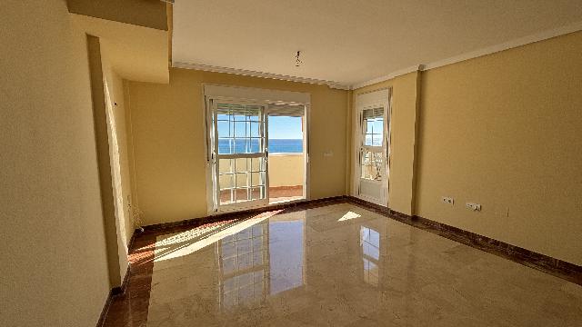 Imagen 4 Inmueble 297739 - Dúplex en venta en Benalmádena / Buena ubicación frente al mar, rodeado de bares,opencor